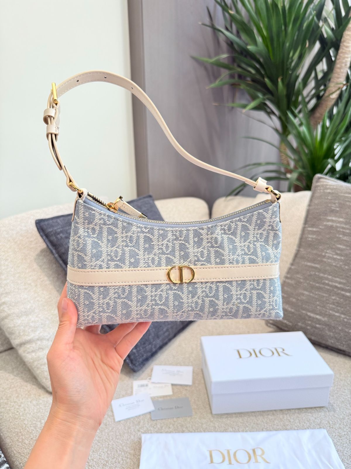 【今日特価】Dior NEW ライトブルーモノグラムアームバッグ
