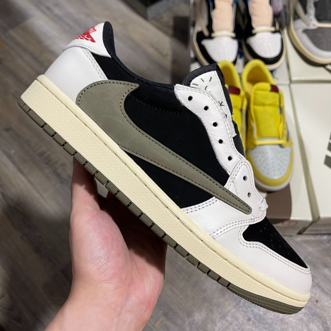 トラヴィススコット × ナイキ ウィメンズ エアジョーダン1 ロー OG ミディアム オリーブ