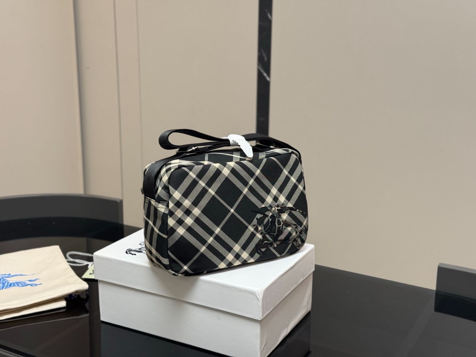 【今日特価】Burberry 新デザインカメラバッグ サイズ 26×18cm 最新生地のグレーンチェック 送料無料 今の在庫はセール価格!