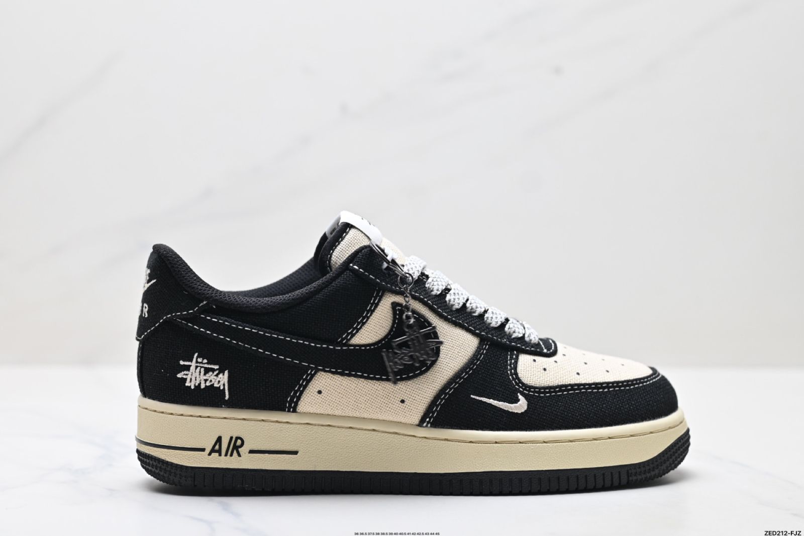 NIKE（ナイキ） 「ナイキ エア フォース 1’07 LV8 オリジナルラストとオリジナル厚紙板、ロートップ エアフォーススタイル」
