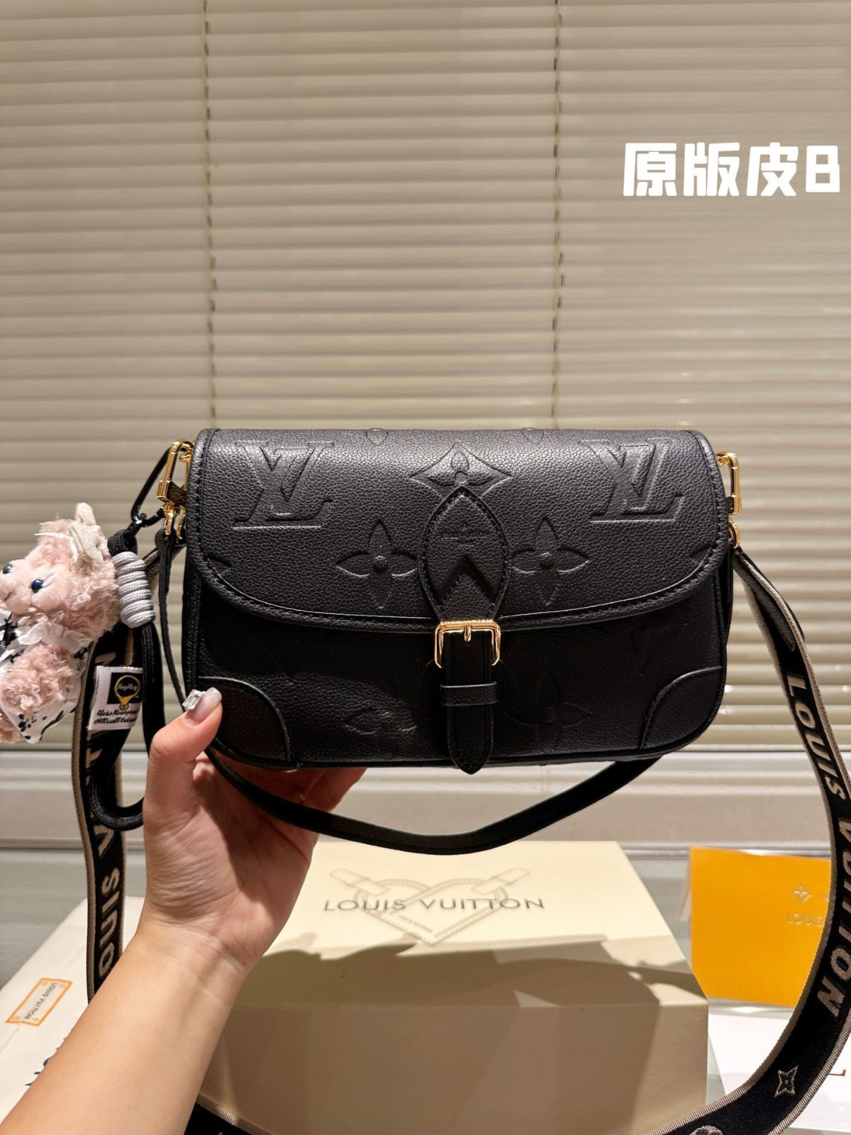 【今日特価】LV Diane 牛皮腋下法棍包 ヴィトン Diane 牛皮アンダーアーム ファジーパック