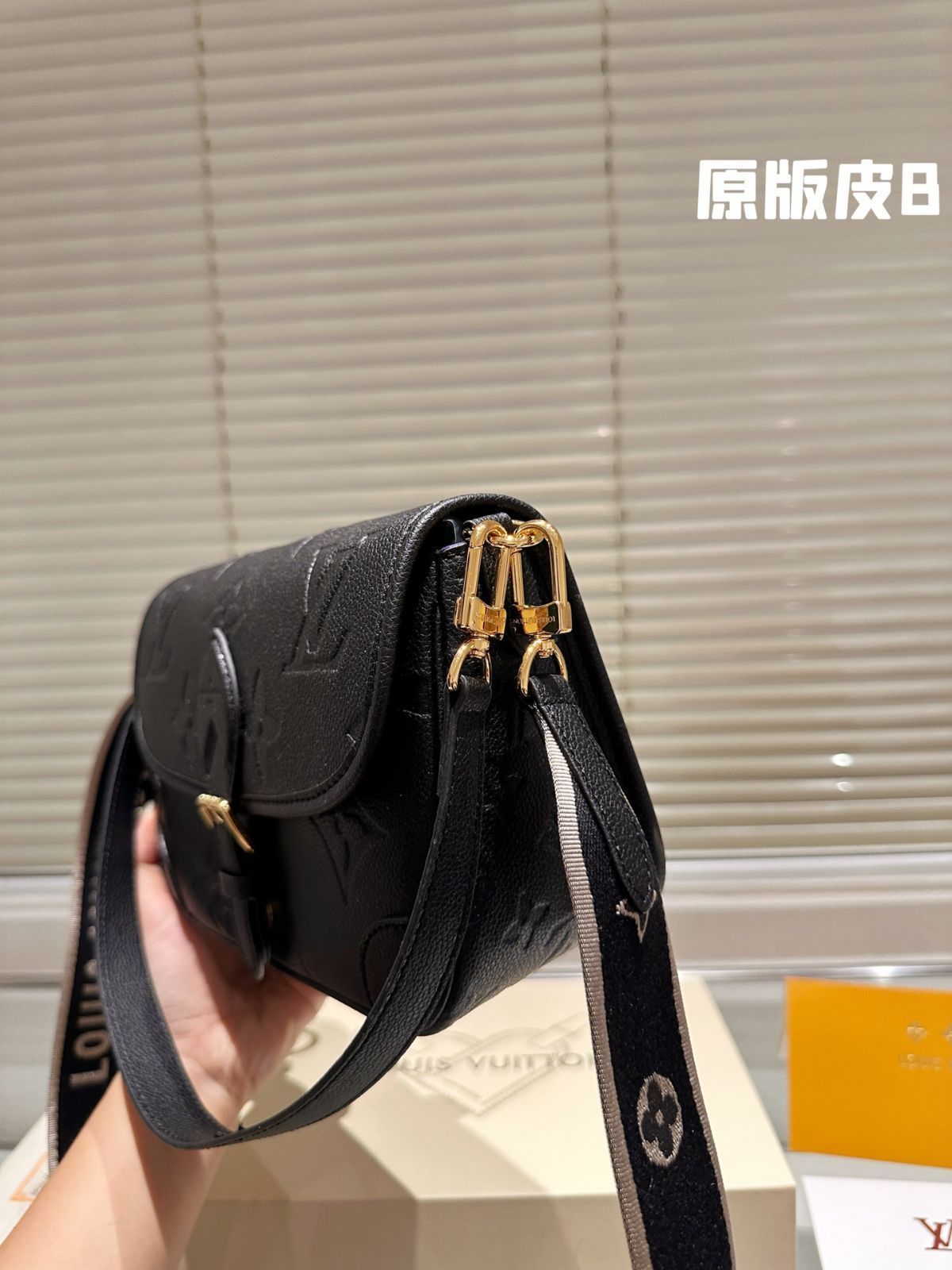【今日特価】LV Diane 牛皮腋下法棍包 ヴィトン Diane 牛皮アンダーアーム ファジーパック