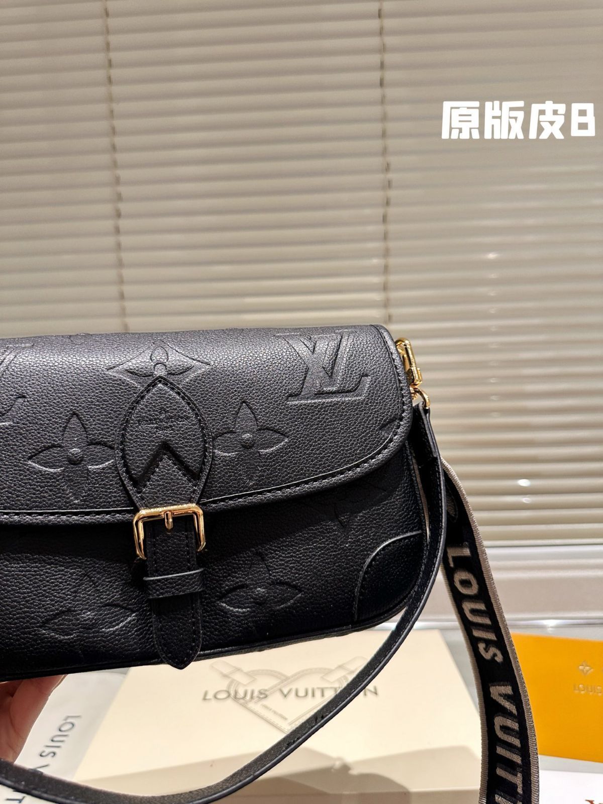 【今日特価】LV Diane 牛皮腋下法棍包 ヴィトン Diane 牛皮アンダーアーム ファジーパック