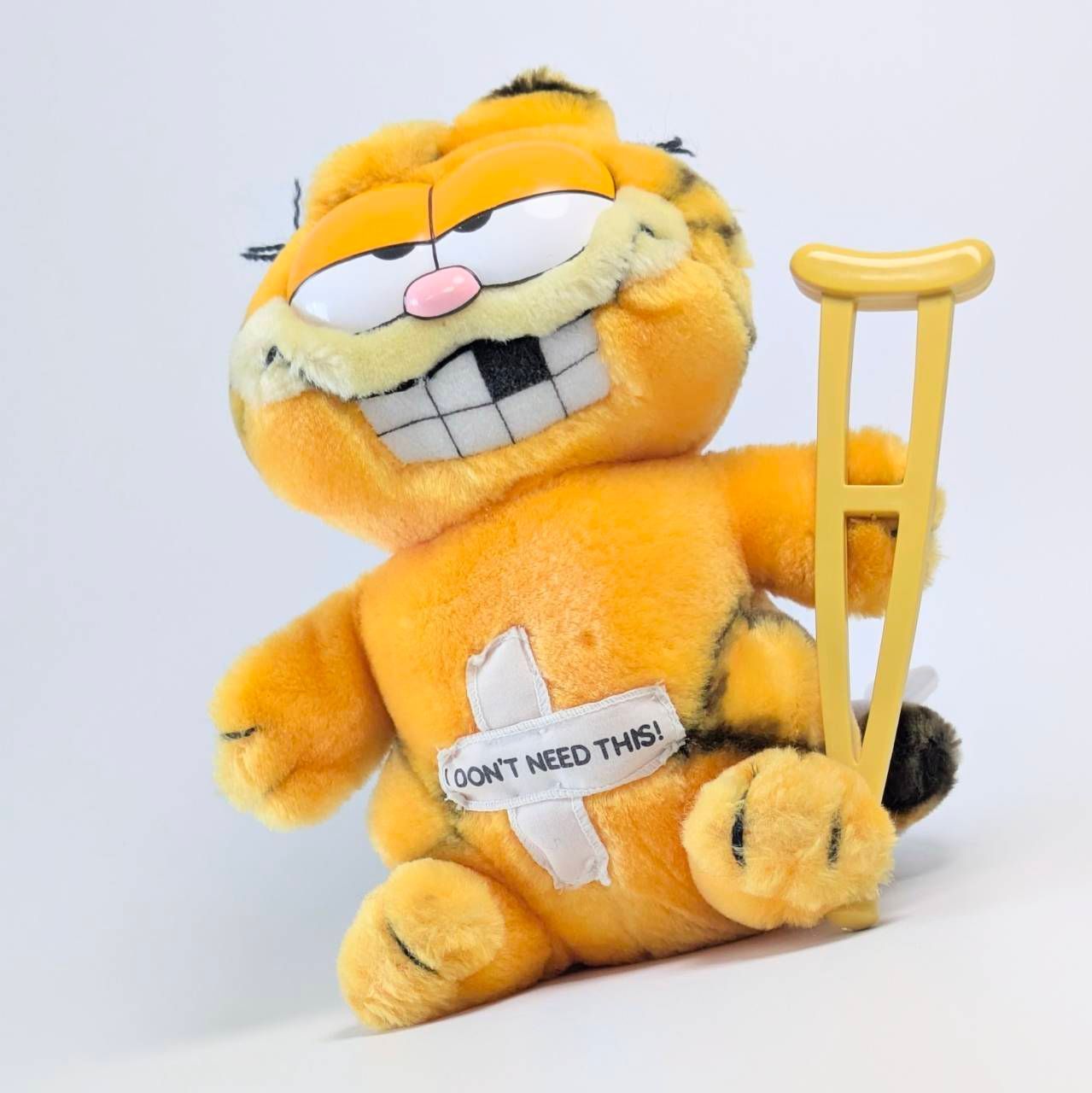 ☆ VINTAGE 1980年代初期 ☆【 Garfield ( ガーフィールド ) 】『 I DON'T NEED THIS! 』松葉杖ガーフィールド / ぬいぐるみ プラッシュ plush 1980年代年製 〚アメリカン雑貨 アメトイ〛