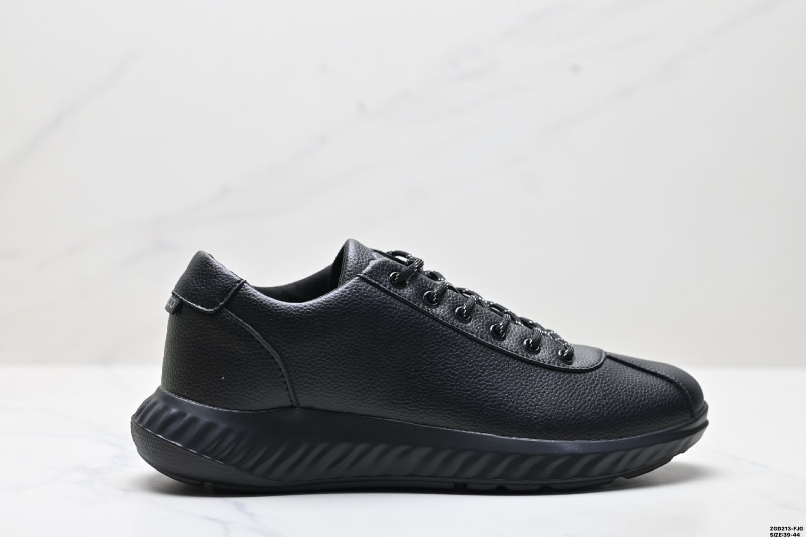 【今日特価】ECCO / エッコ メンズ 真皮レジャーシューズ 秋用 軽量で快適な丸首スニーカー。