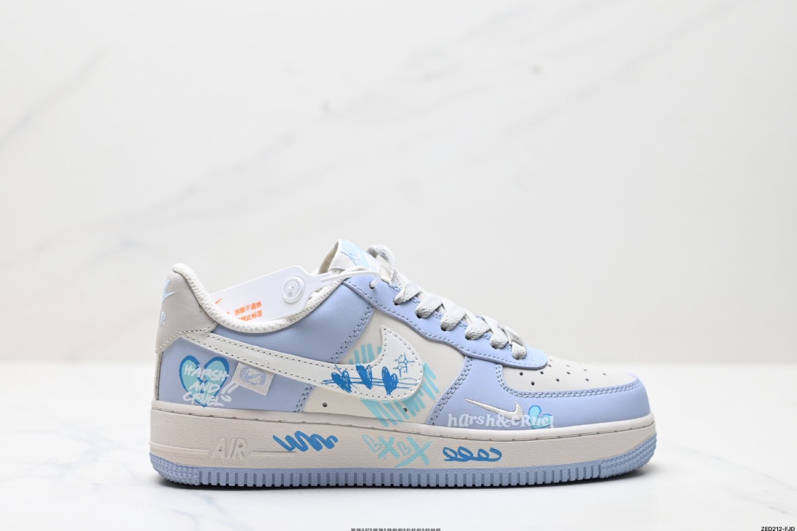 NIKE AIR FORCE 1‘07 は純正なロートップのエアフォース型を作り出しています。