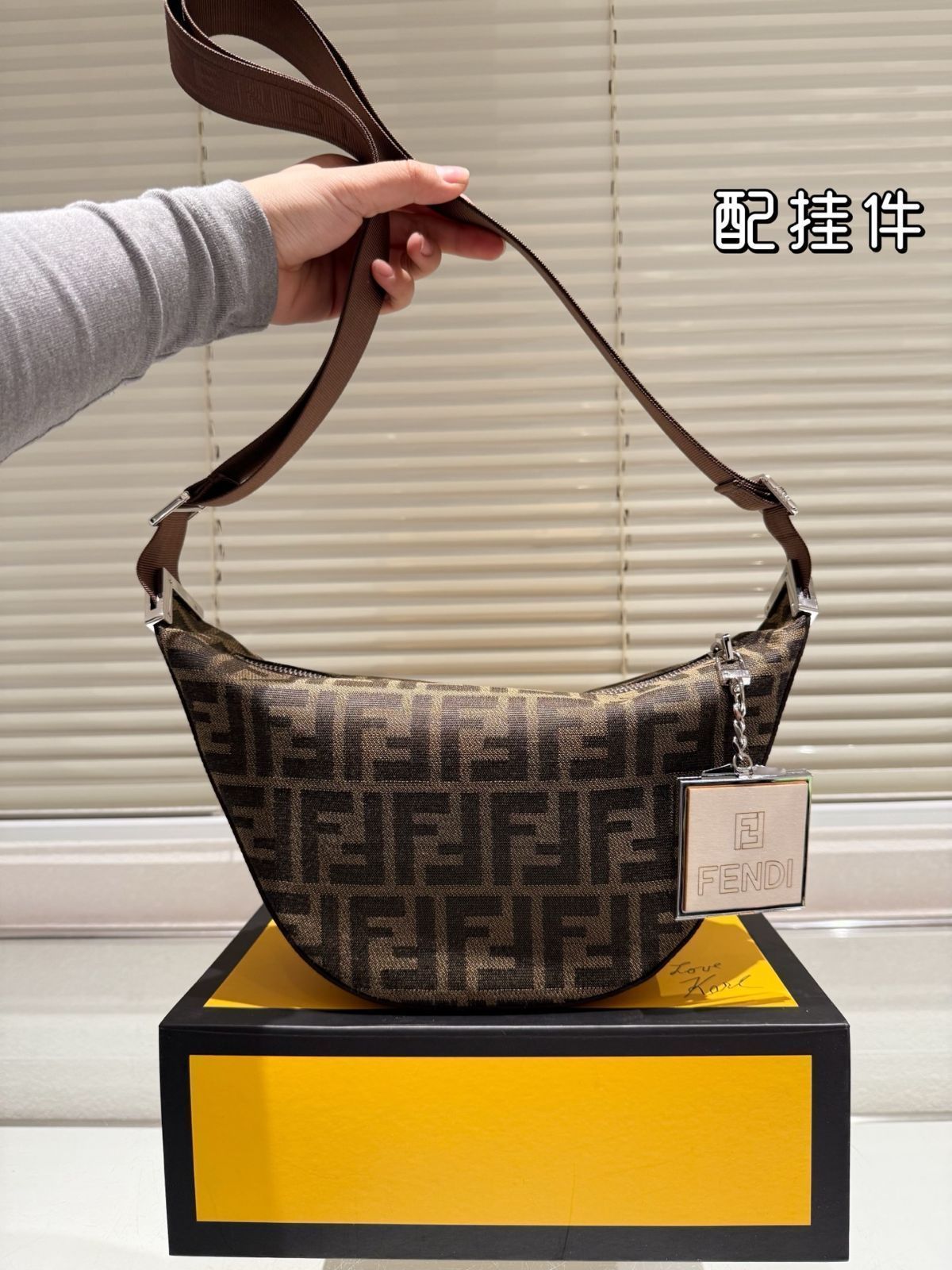 【今日特価】Fendi 斜め掛けバッグ フェンディ クロスボディバッグ