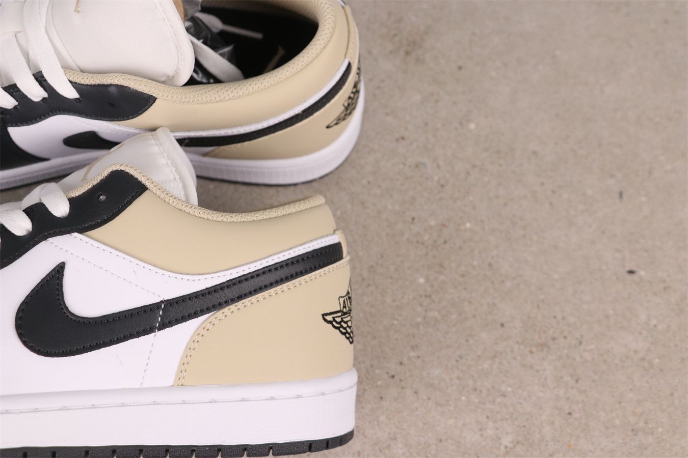 【今日特価】Air Jordan（エア ジョーダン）　AJ1 553558 - 153 ホワイト ライト ブラウン