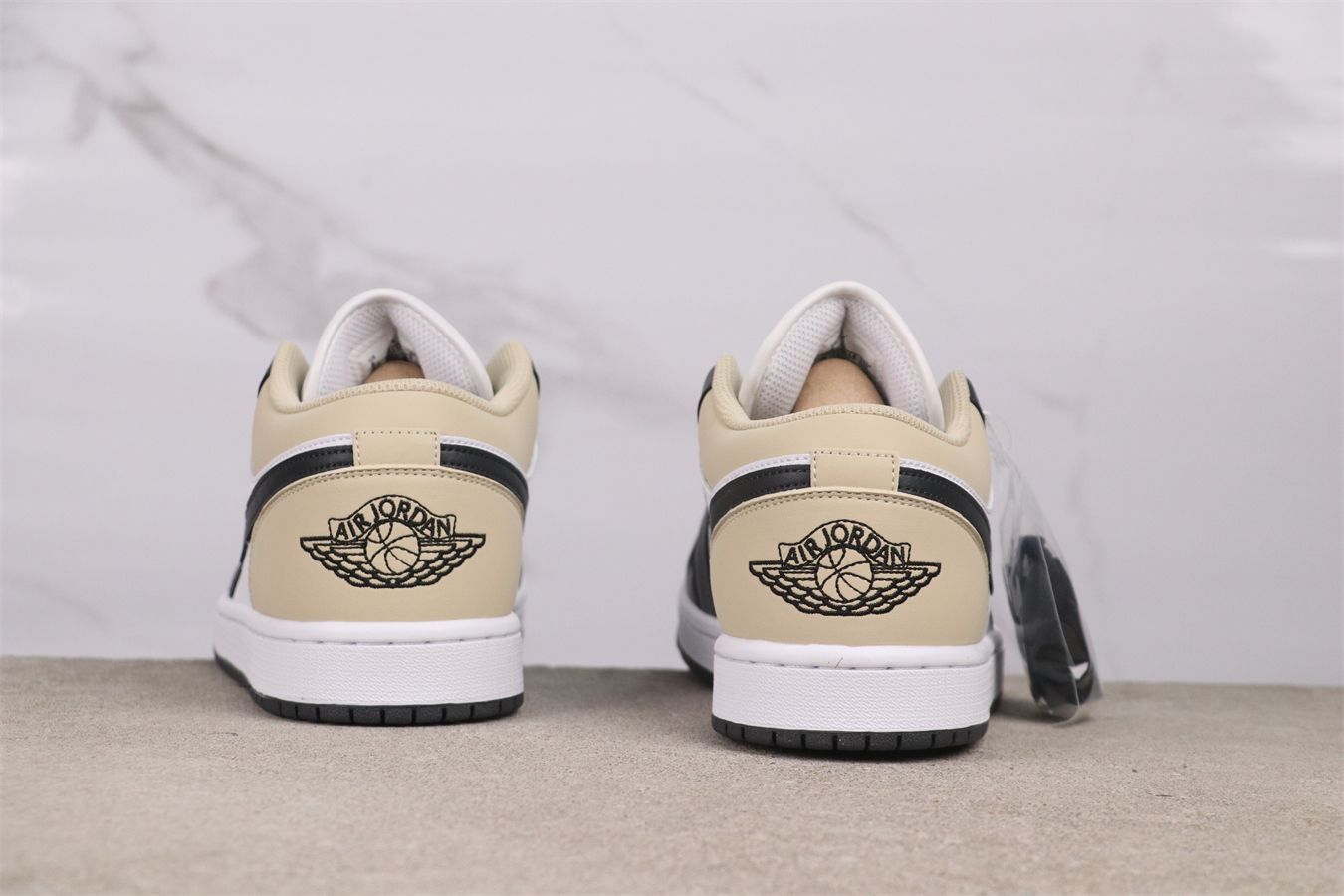 【今日特価】Air Jordan（エア ジョーダン）　AJ1 553558 - 153 ホワイト ライト ブラウン