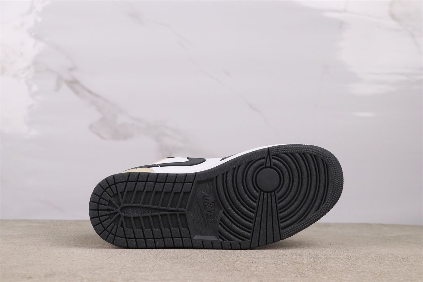 【今日特価】Air Jordan（エア ジョーダン）　AJ1 553558 - 153 ホワイト ライト ブラウン