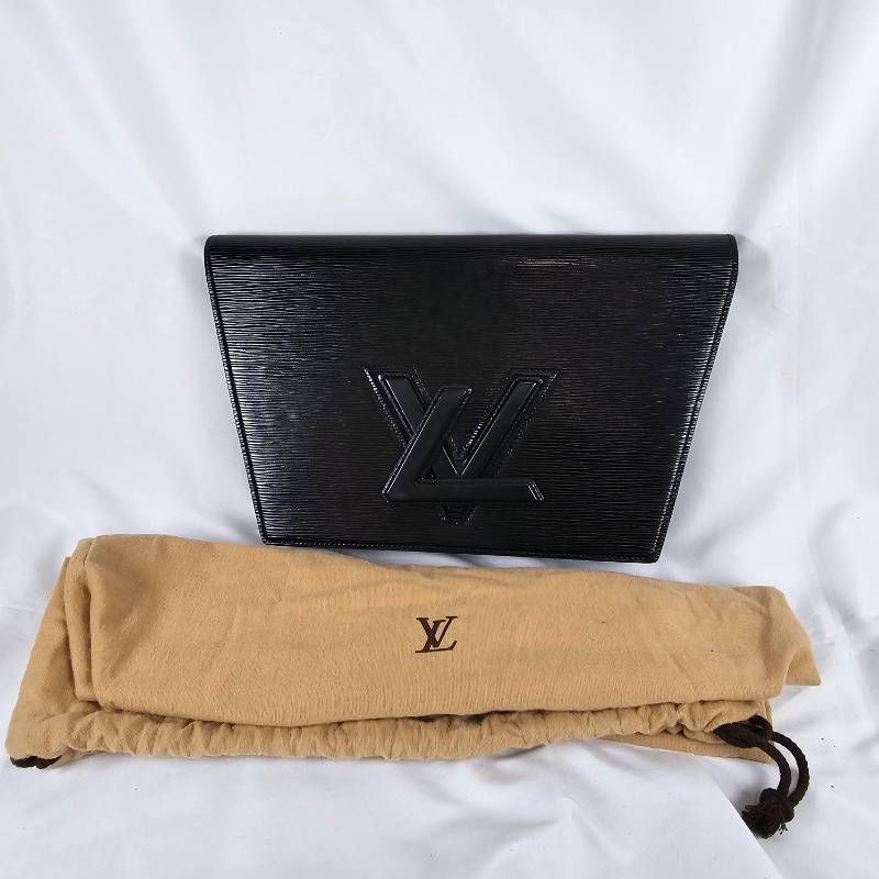 極美品 ルイヴィトン エピ トラペーズ クラッチバッグ 黒 LVロゴ 保存 