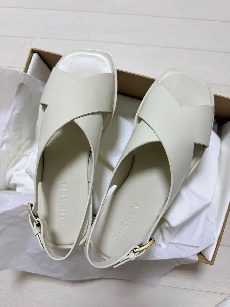 新品) CUEREN EZE 05 サンダル アイボリー 240