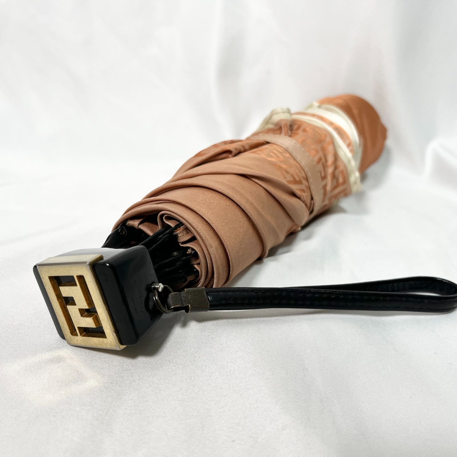 FENDI フェンディ 折りたたみ傘 傘 ズッカ柄 オレンジ 光沢 収納袋付き
