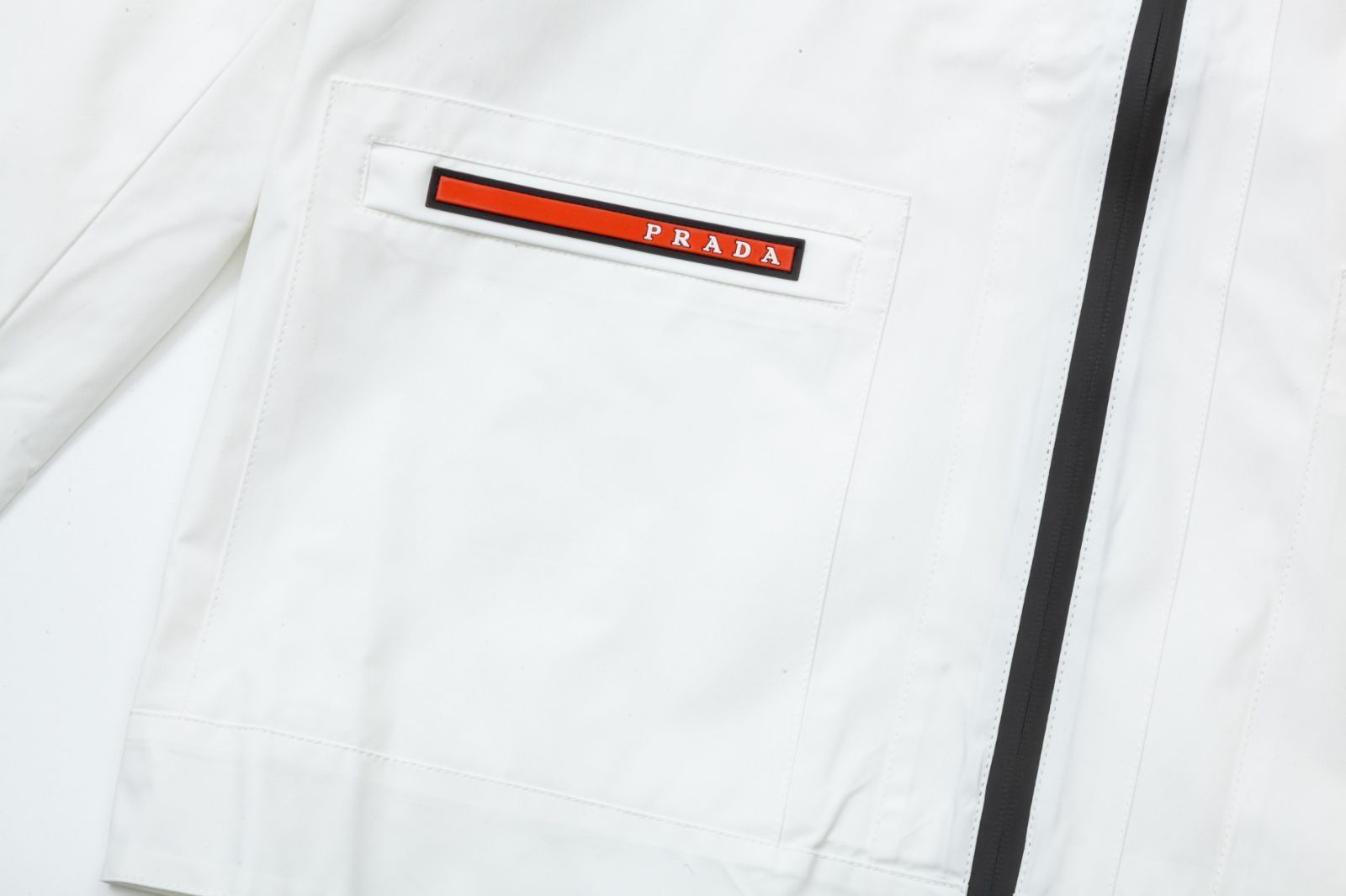 【本日限定特価】PRADA メンズ フーディー トライアングルロゴ ブラック/ホワイト M-4XL [本日特価|新品未使用品]