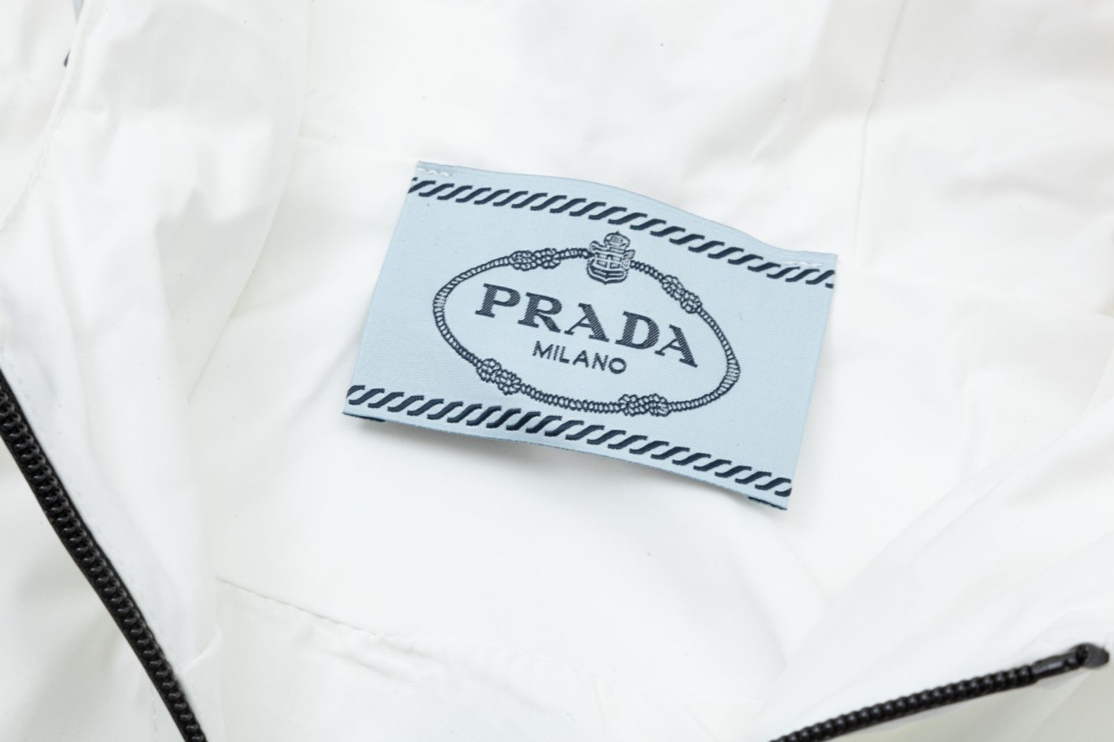 【本日限定特価】PRADA メンズ フーディー トライアングルロゴ ブラック/ホワイト M-4XL [本日特価|新品未使用品]