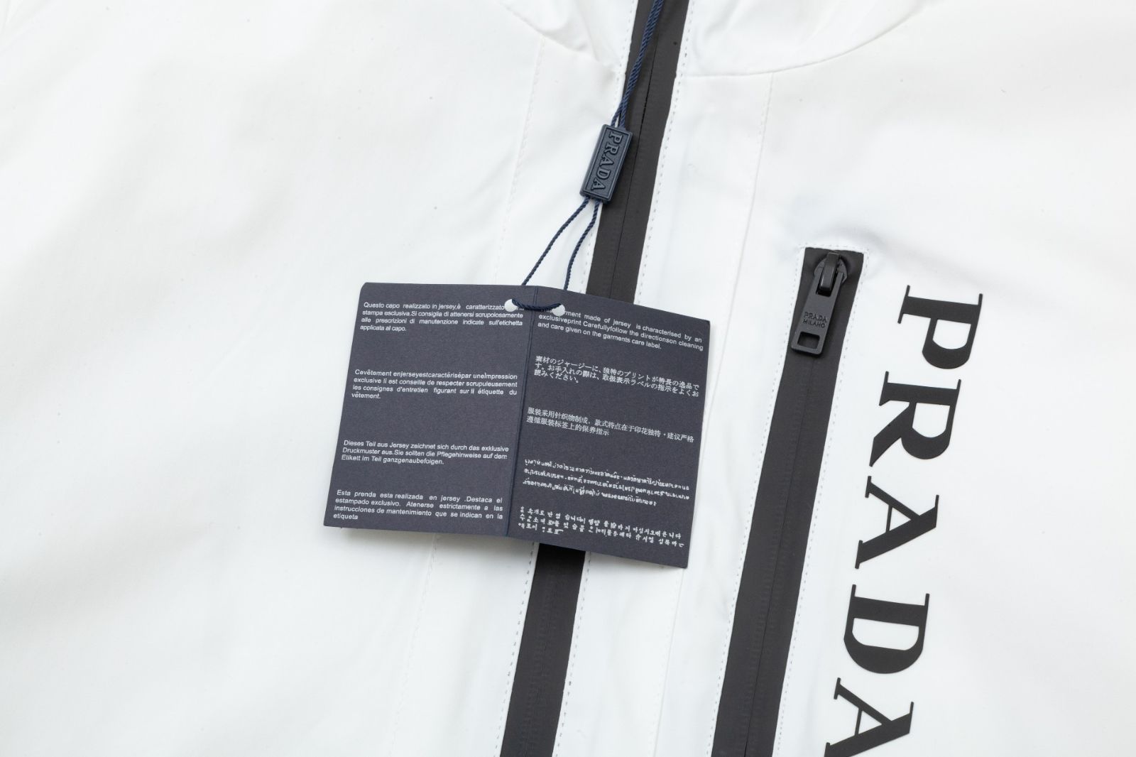 【本日限定特価】PRADA メンズ フーディー トライアングルロゴ ブラック/ホワイト M-4XL [本日特価|新品未使用品]