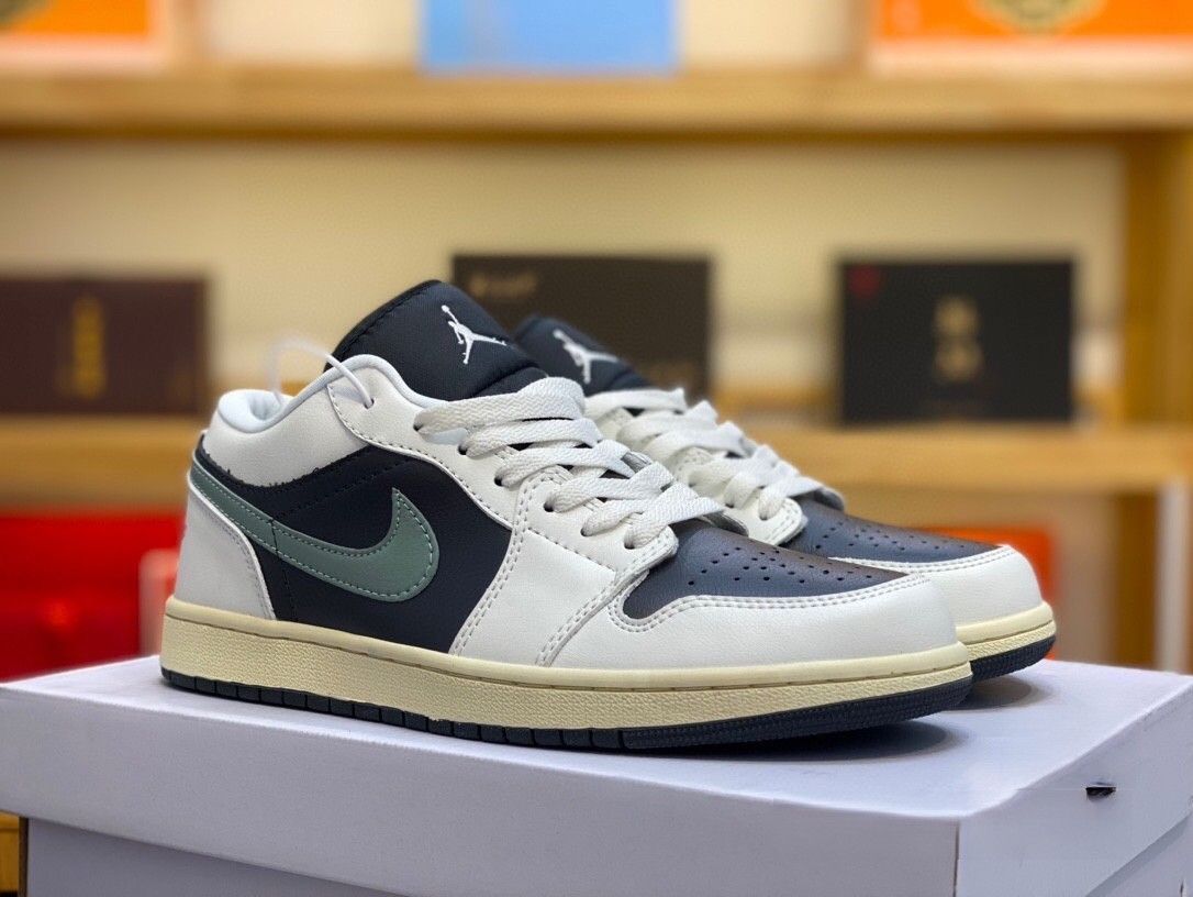 お値下げしました??即購入新品箱付?? Nike Air Jordan 1 Low 【並行輸入】 男女兼用 ジョーダン 9,800円