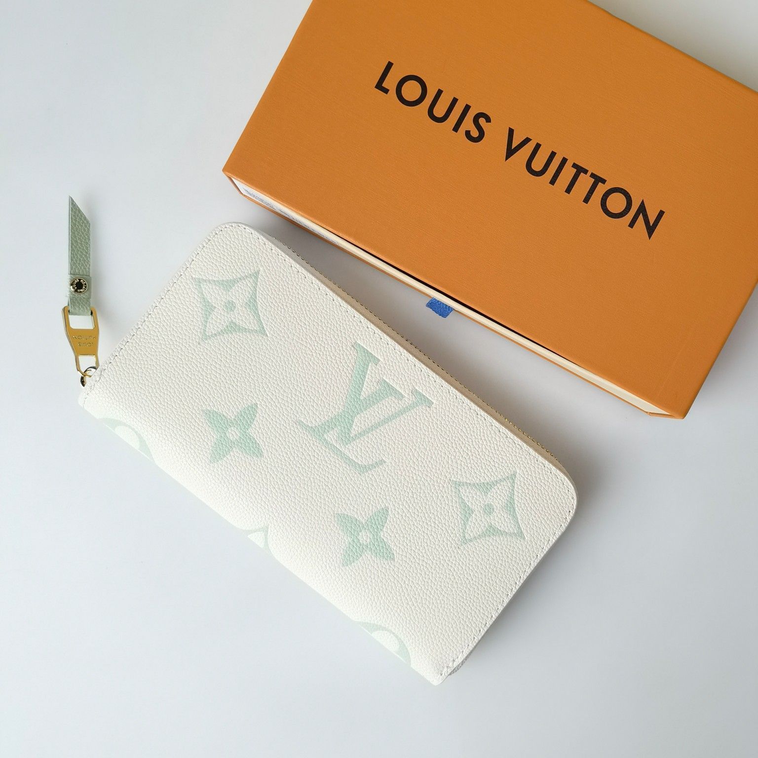 LVルイ・ヴィトン/財布は柔らかい革で作られている。エンボスアルファベットの図案は2種類の精緻で柔らかい色で際立っている。実用的な内部デザインが見え、複数のポケット、仕切り、12のカード位置が付いています。[本日特価|新品未使用品]