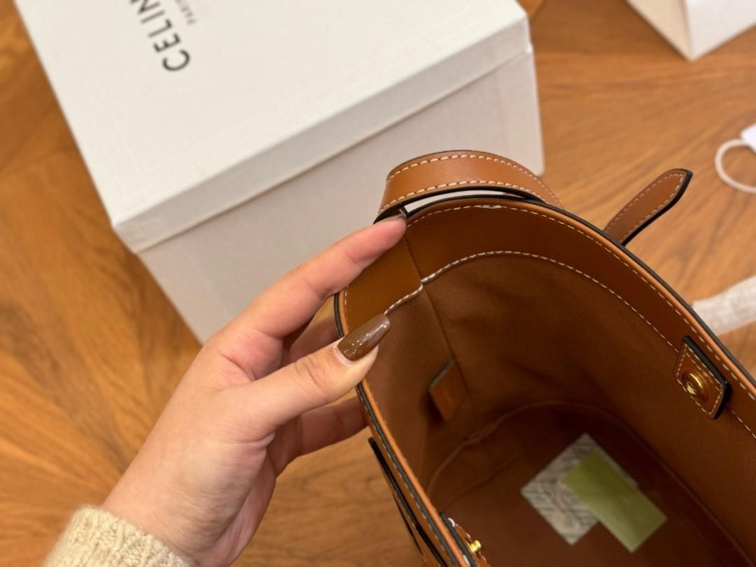 セリーヌ スモール バケット キュイル トリオンフ ショルダーバッグ セリーヌ スモール バケット キュイル トリオンフ ショルダーバッグ