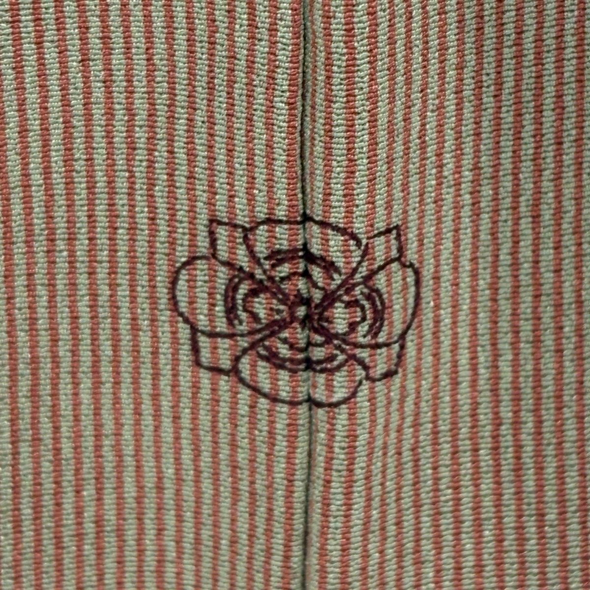 【美品】 小紋 身丈165.5cm 裄丈65.5cm M 袷 縦縞 薄小豆 正絹 秀品 一つ紋 【中古】
