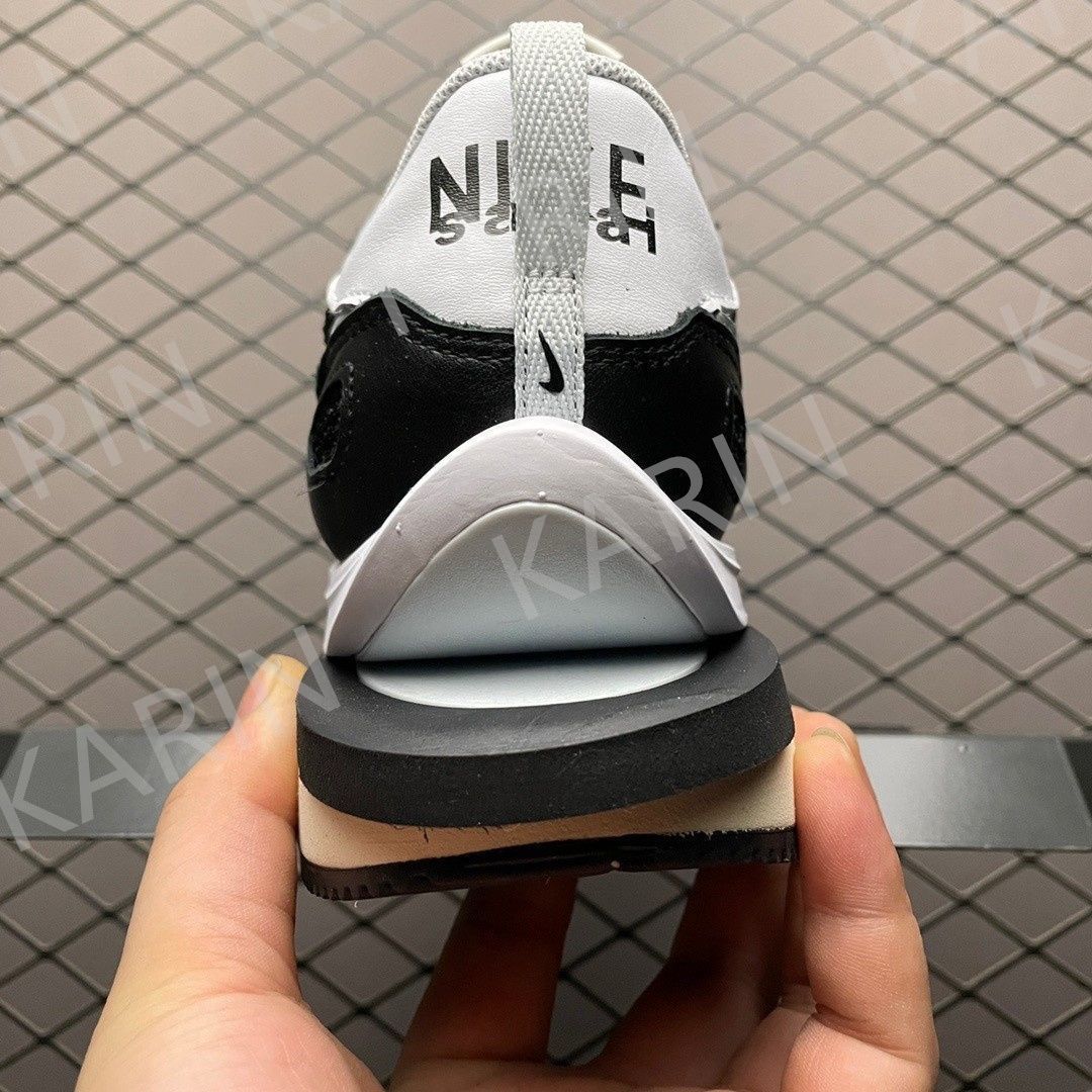 Nike サカイ × ナイキ ヴェイパー ワッフル ブラックアンドホワイト