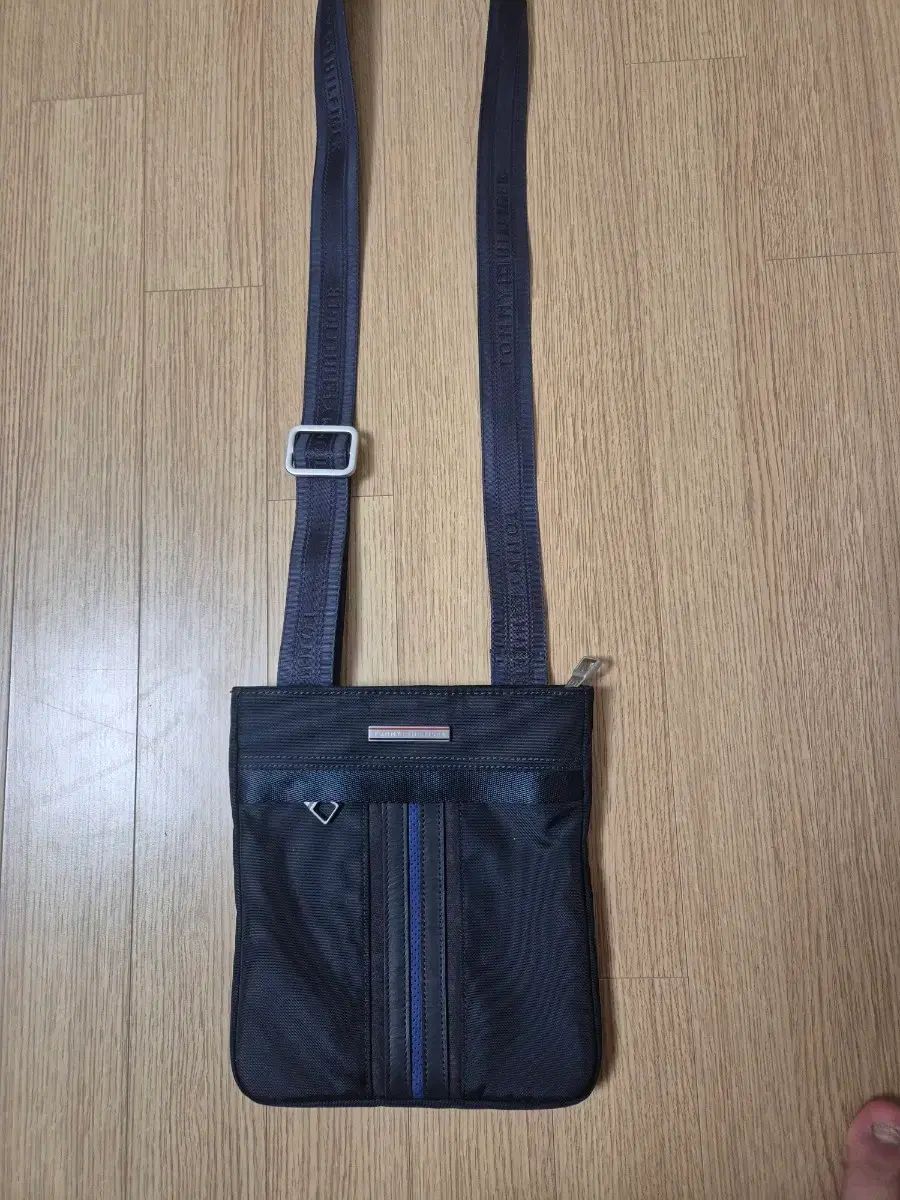 トミーヒルフィガー クロスバック ネイビー
