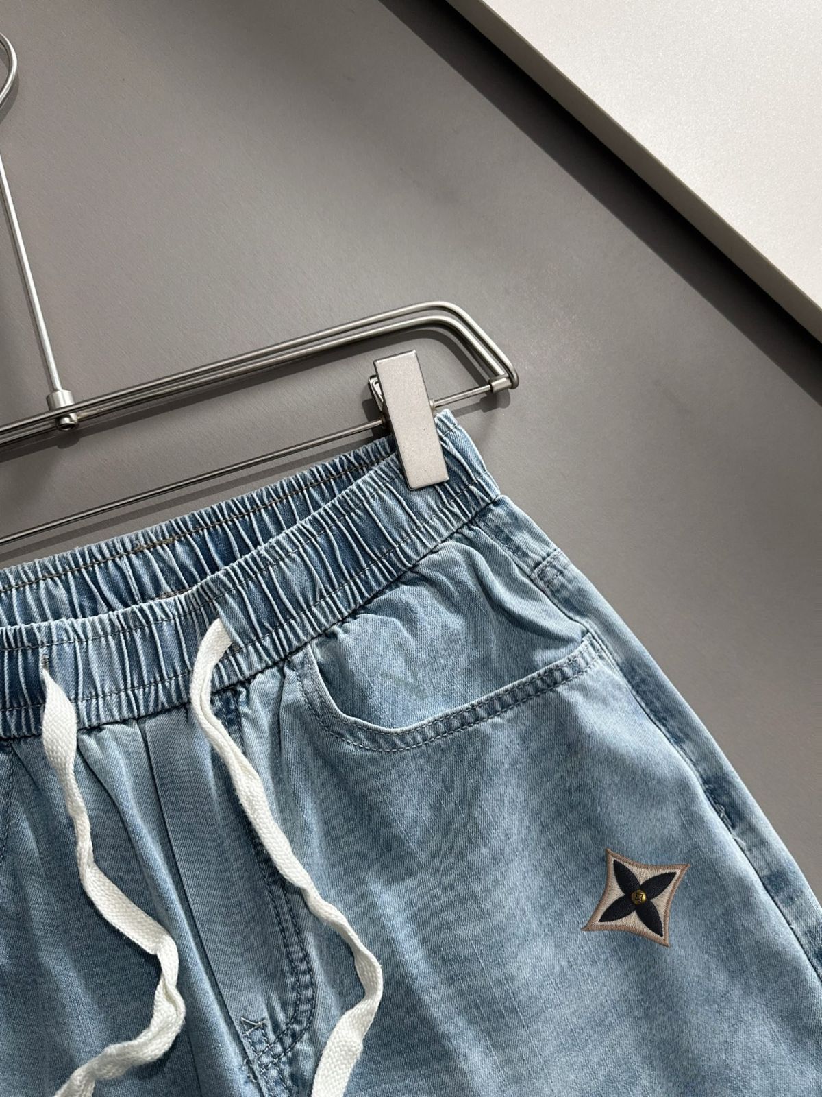 【今日特価】LV 2025 夏用 寛幅直筒デニムロングパンツ