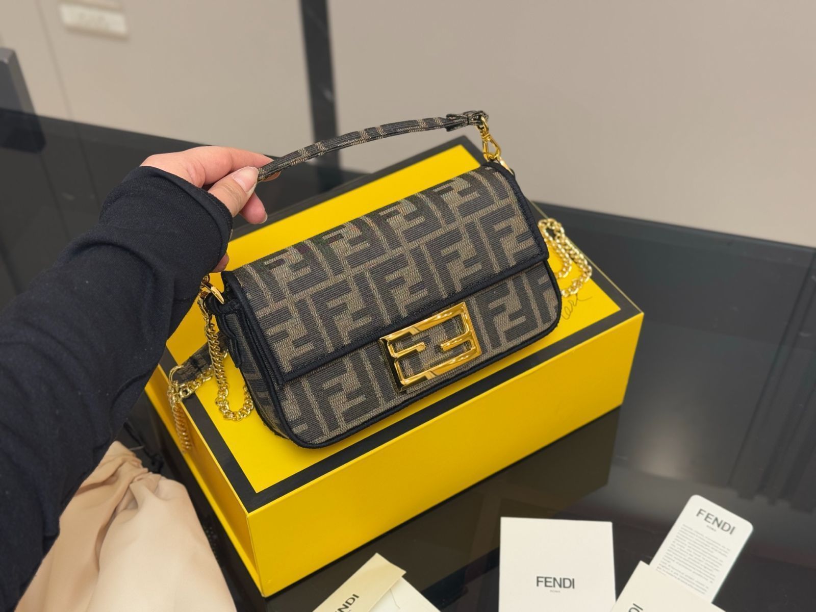 【今日特価】Fendi バゲットバッグ 送料無料 今の在庫はお得な価格です-MM輸入 11,200円