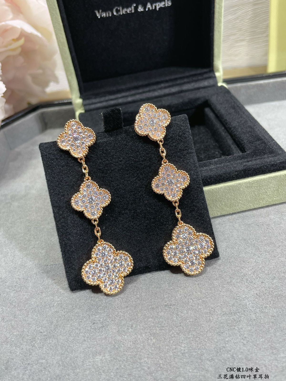 [Van Cleef & Arpels] アルハンブラ フルダイヤモンド トリプルフラワー イヤークリップ - 限定モデル | ヴァン クリーフ & アーペル レディースジュエリー｜本日限定特価｜新品未使用