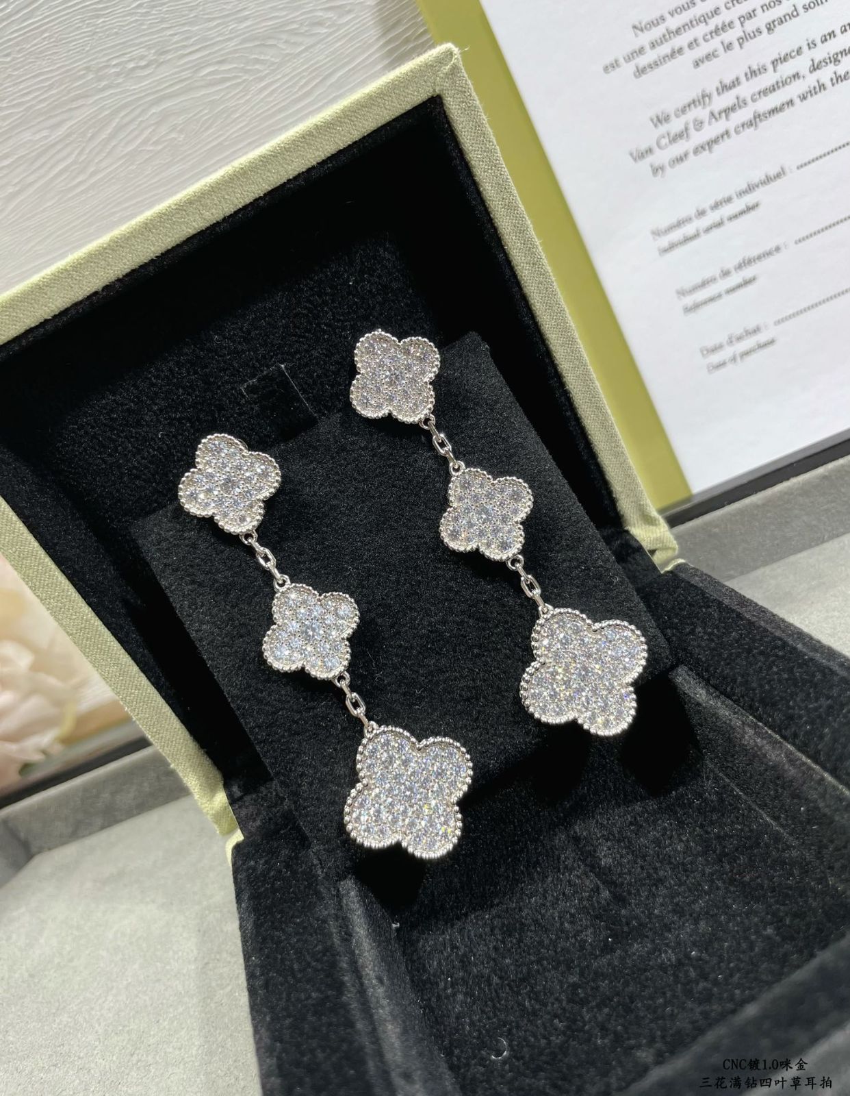 [Van Cleef & Arpels] アルハンブラ フルダイヤモンド トリプルフラワー イヤークリップ - 限定モデル | ヴァン クリーフ & アーペル レディースジュエリー｜本日限定特価｜新品未使用