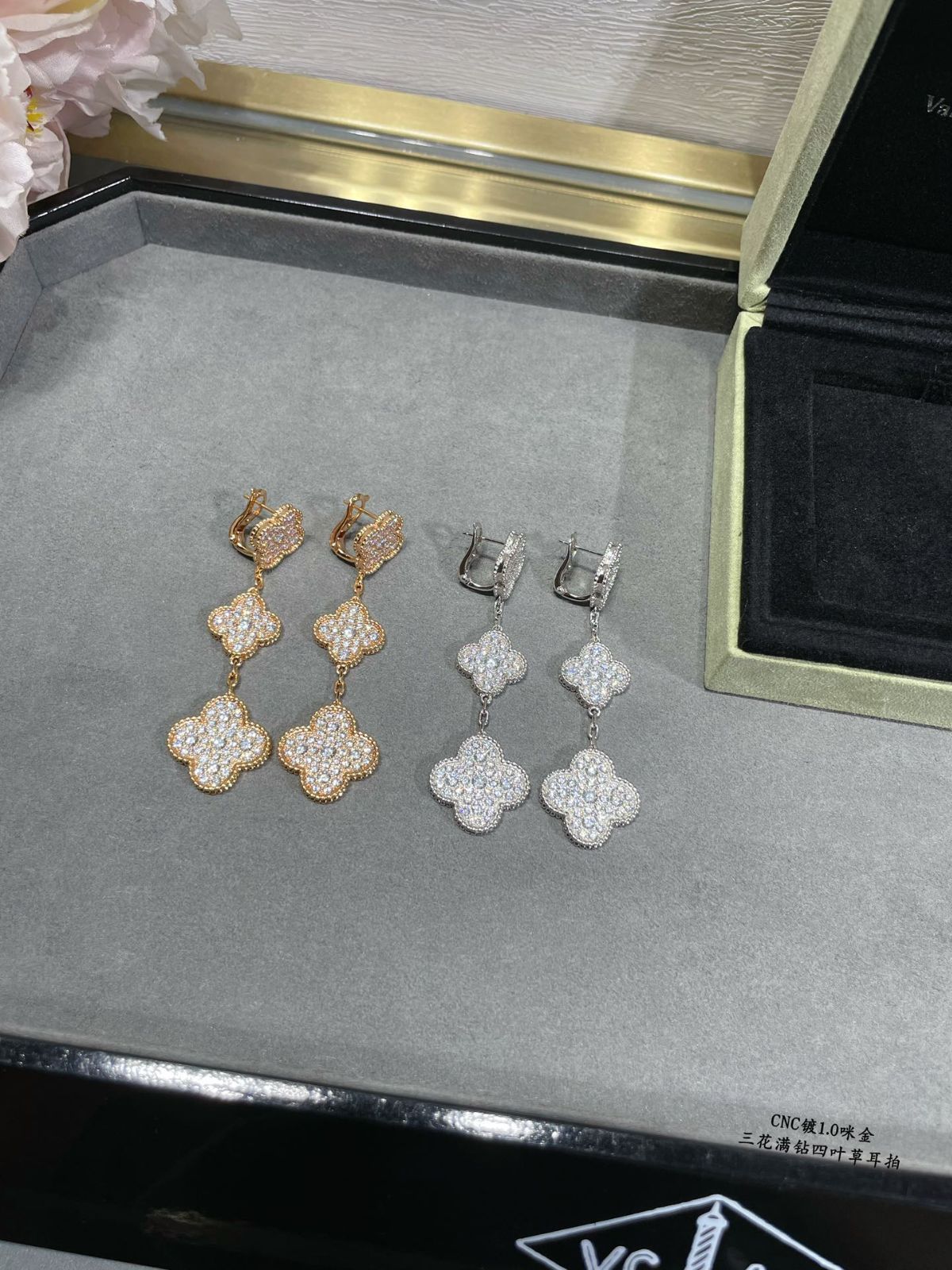 [Van Cleef & Arpels] アルハンブラ フルダイヤモンド トリプルフラワー イヤークリップ - 限定モデル | ヴァン クリーフ & アーペル レディースジュエリー｜本日限定特価｜新品未使用