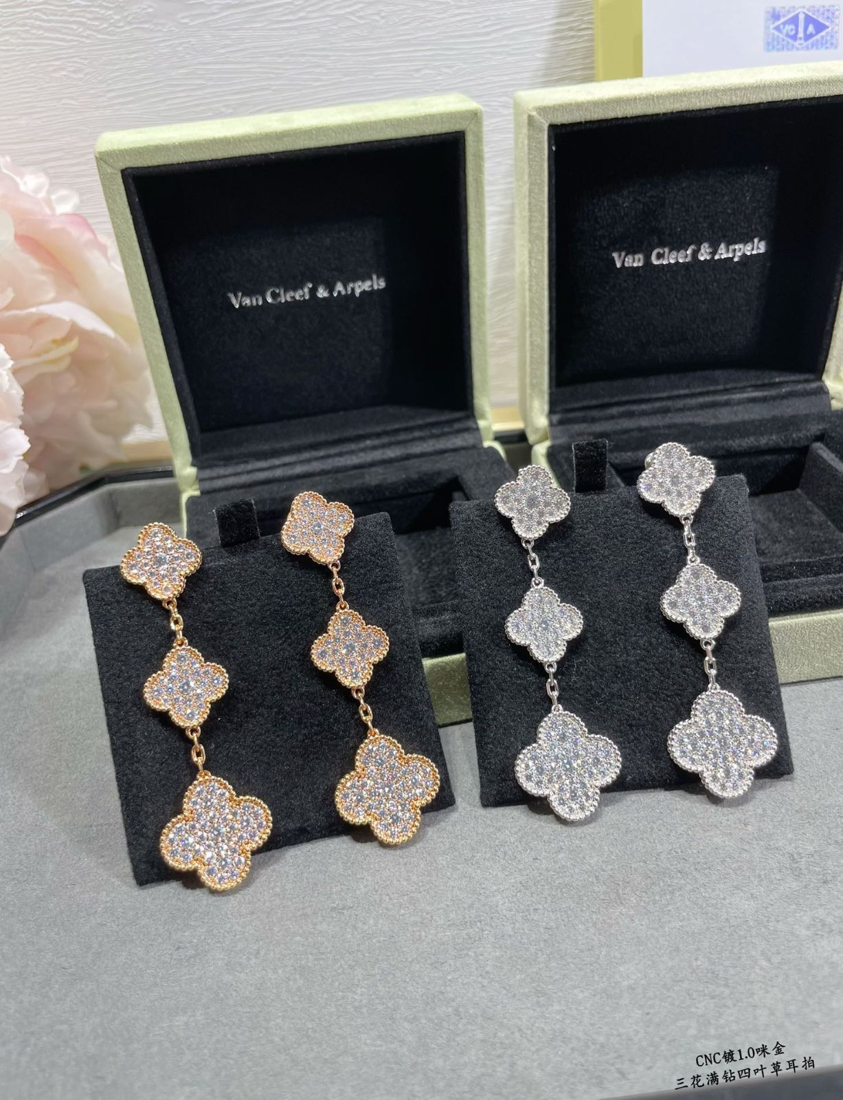 [Van Cleef & Arpels] アルハンブラ フルダイヤモンド トリプルフラワー イヤークリップ - 限定モデル | ヴァン クリーフ & アーペル レディースジュエリー｜本日限定特価｜新品未使用