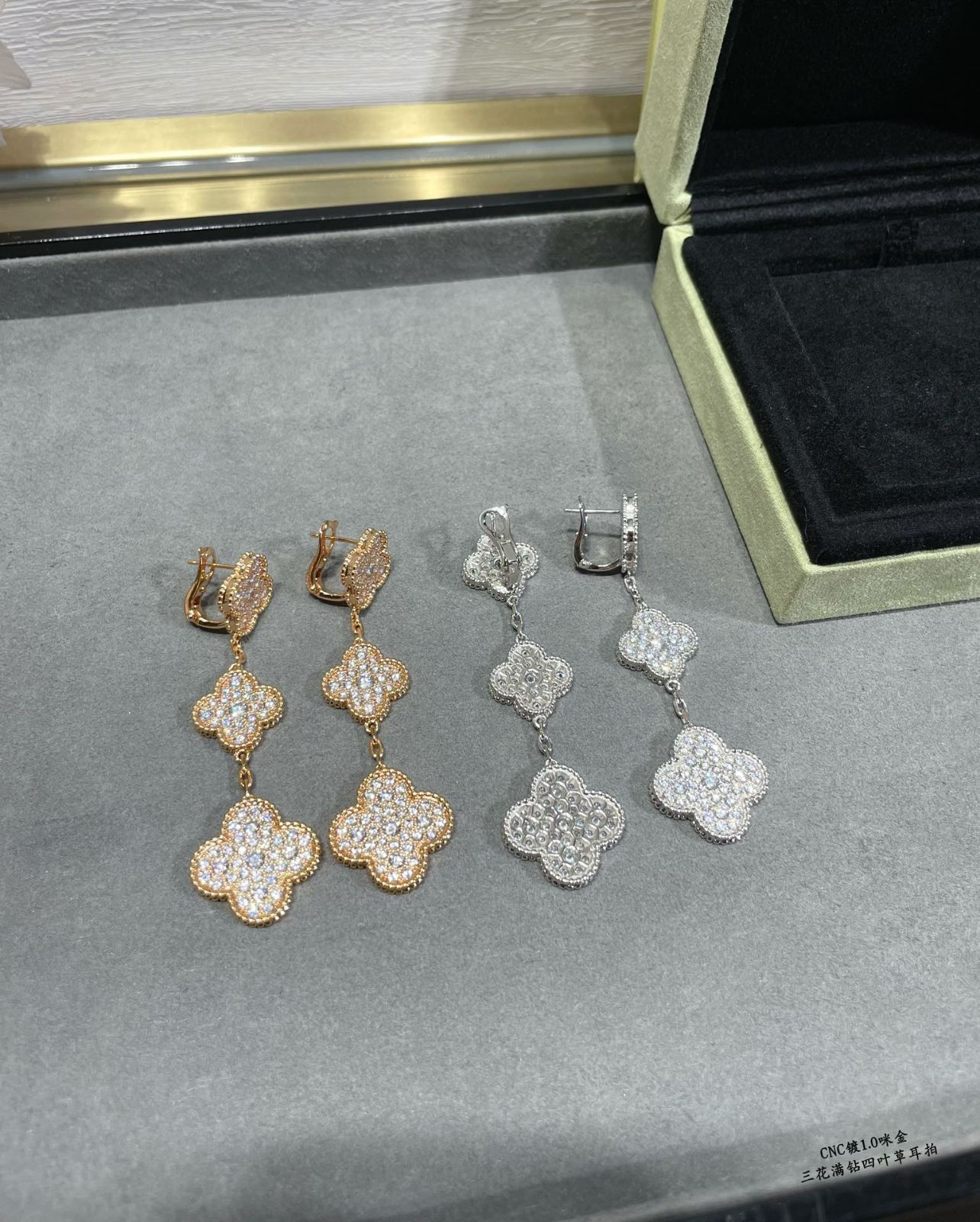 [Van Cleef & Arpels] アルハンブラ フルダイヤモンド トリプルフラワー イヤークリップ - 限定モデル | ヴァン クリーフ & アーペル レディースジュエリー｜本日限定特価｜新品未使用