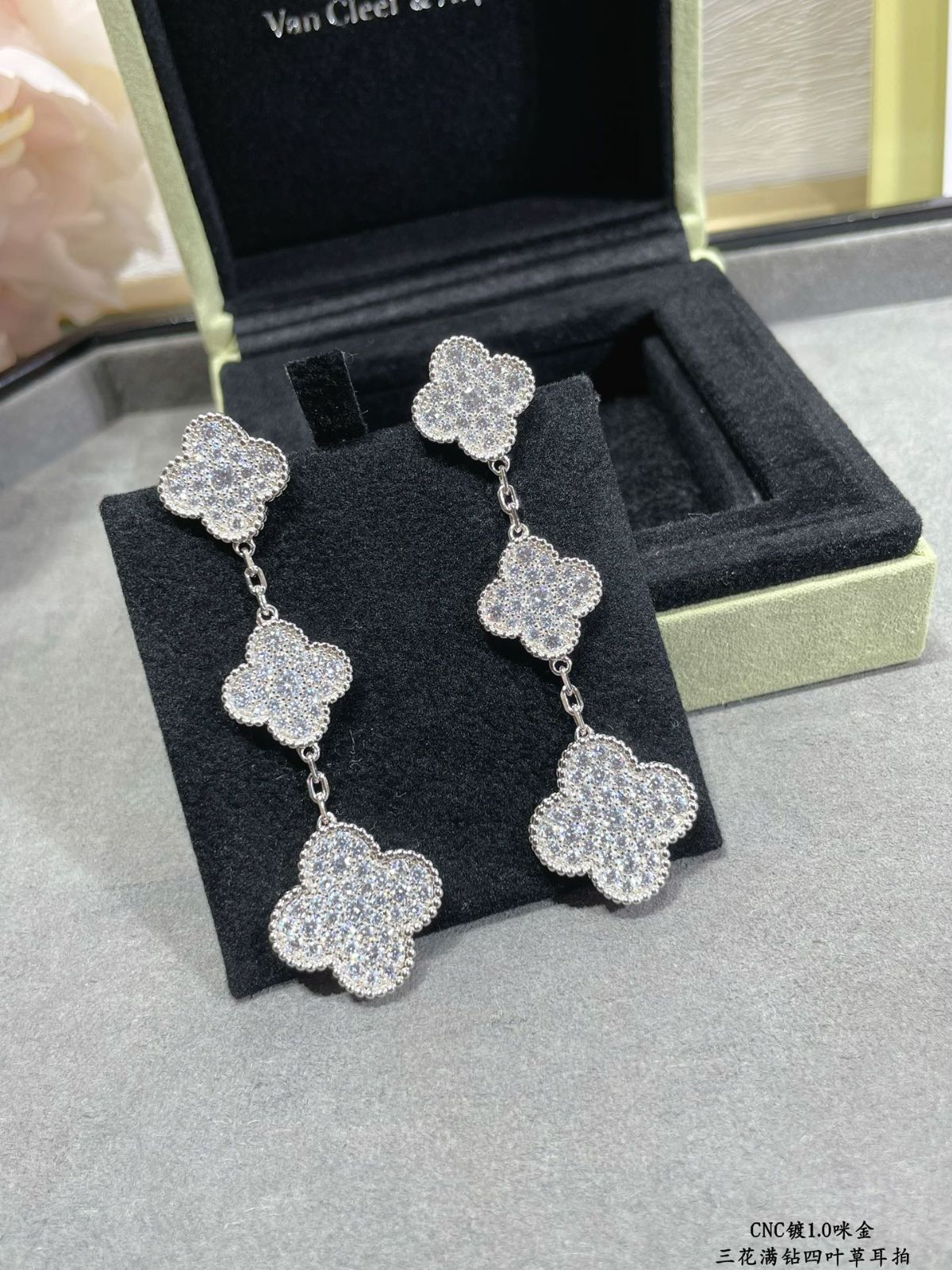 [Van Cleef & Arpels] アルハンブラ フルダイヤモンド トリプルフラワー イヤークリップ - 限定モデル | ヴァン クリーフ & アーペル レディースジュエリー｜本日限定特価｜新品未使用