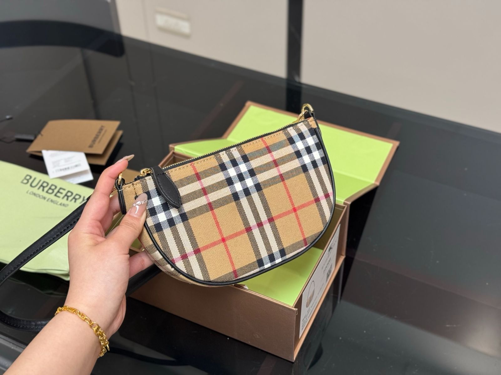 【今日特価】Burberry バーバリー アームポーチ トレンチ風ナイロン（21×12cm）-MM輸入 12,000円
