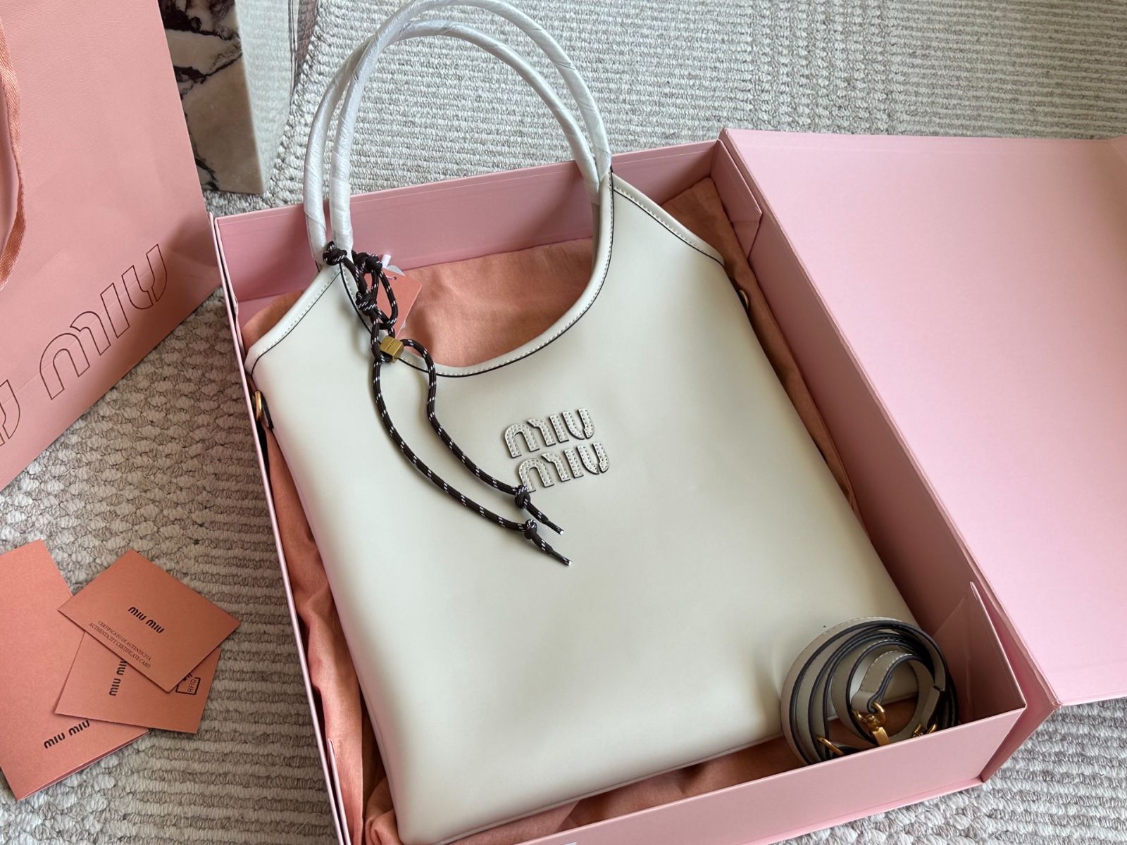 MIU MIU 2025年新作 トートバッグ - スタイリッシュな大型サイズ (35×32cm) [本日特価|新品未使用品]-WT0輸入