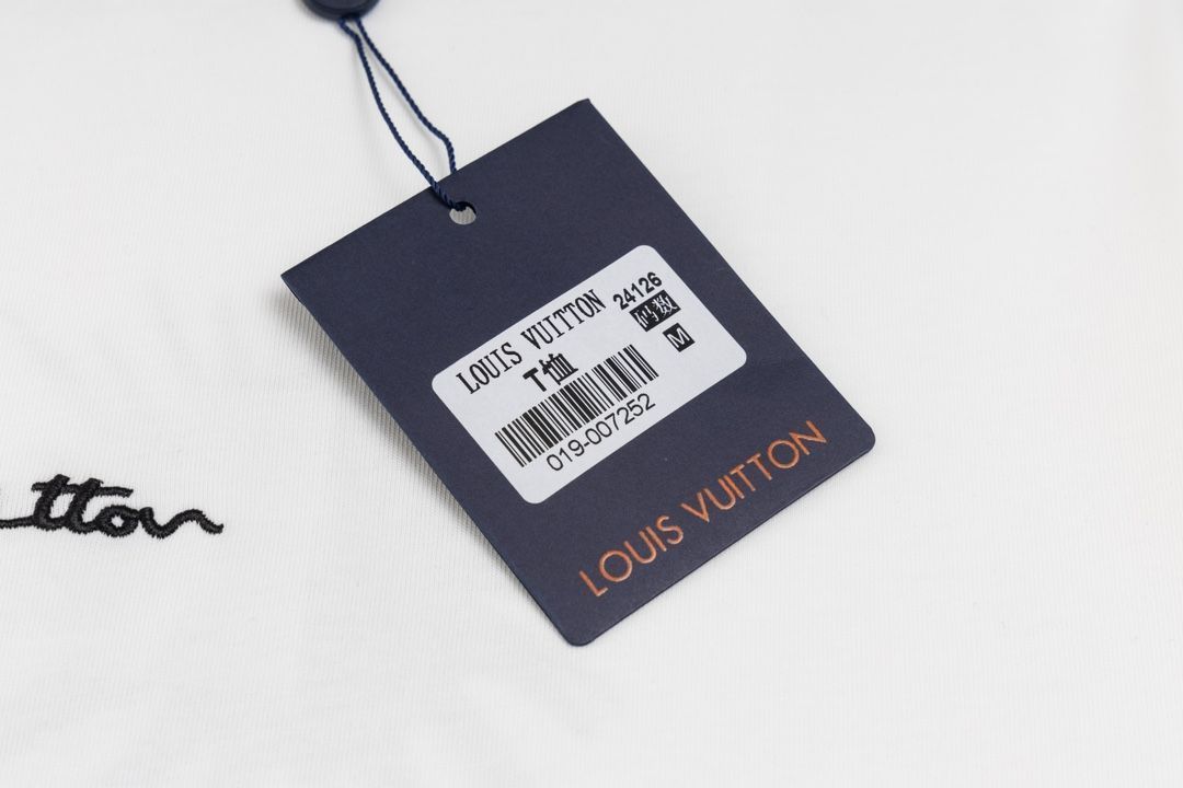 この LV 柄プリントの半袖は、クラシックな Monogram 柄のプリントは、LV の長いブランドの歴史と文化的底蘊を受け継いでおり、すべてのプリントは丁寧に彫琢されており、繊細ではっきりした質感を呈しています。 この LV 柄プリントの半袖は、クラシックな Monogram 柄のプリントは、LV の長いブランドの歴史と文化的底蘊を受け継いでおり、すべてのプリントは丁寧に彫琢されており、繊細ではっきりした質感を呈しています。