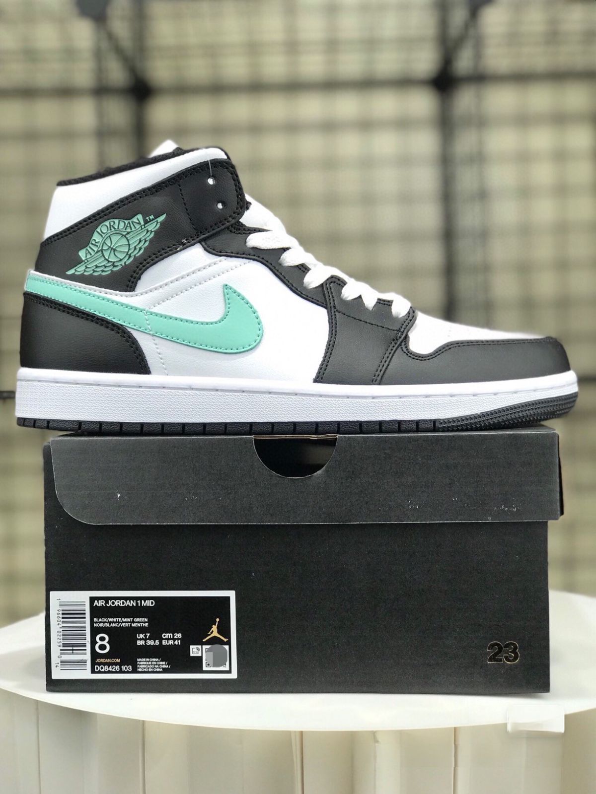 お値下げしました??即購入?? ナイキ スニーカーNike Air Jordan 1 Mid 箱付