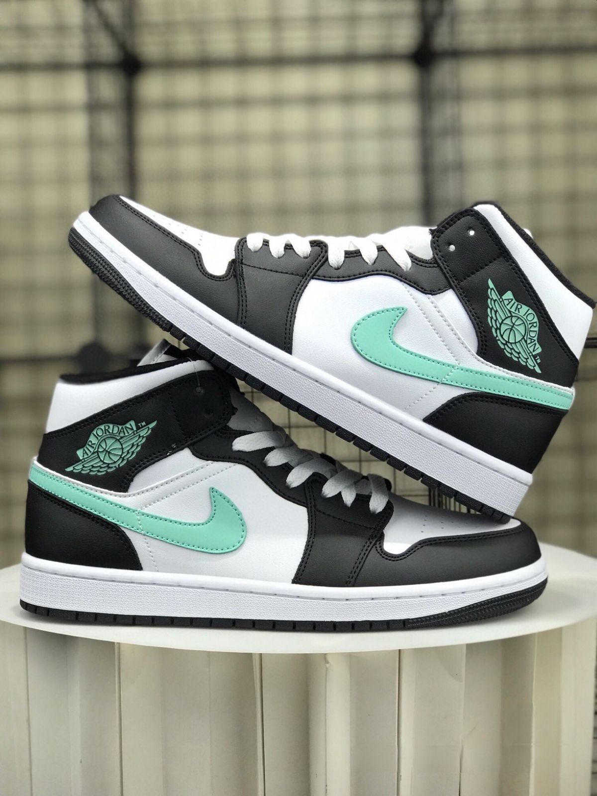 お値下げしました??即購入?? ナイキ スニーカーNike Air Jordan 1 Mid 箱付