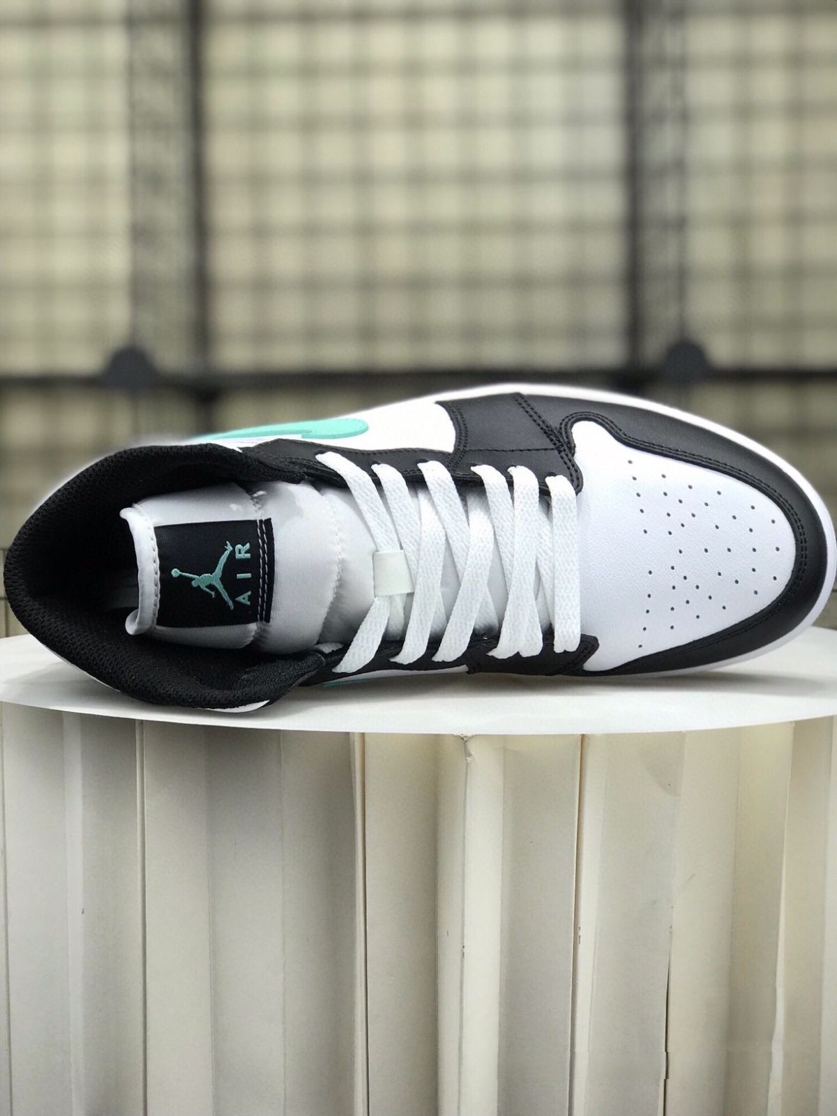 お値下げしました??即購入?? ナイキ スニーカーNike Air Jordan 1 Mid 箱付