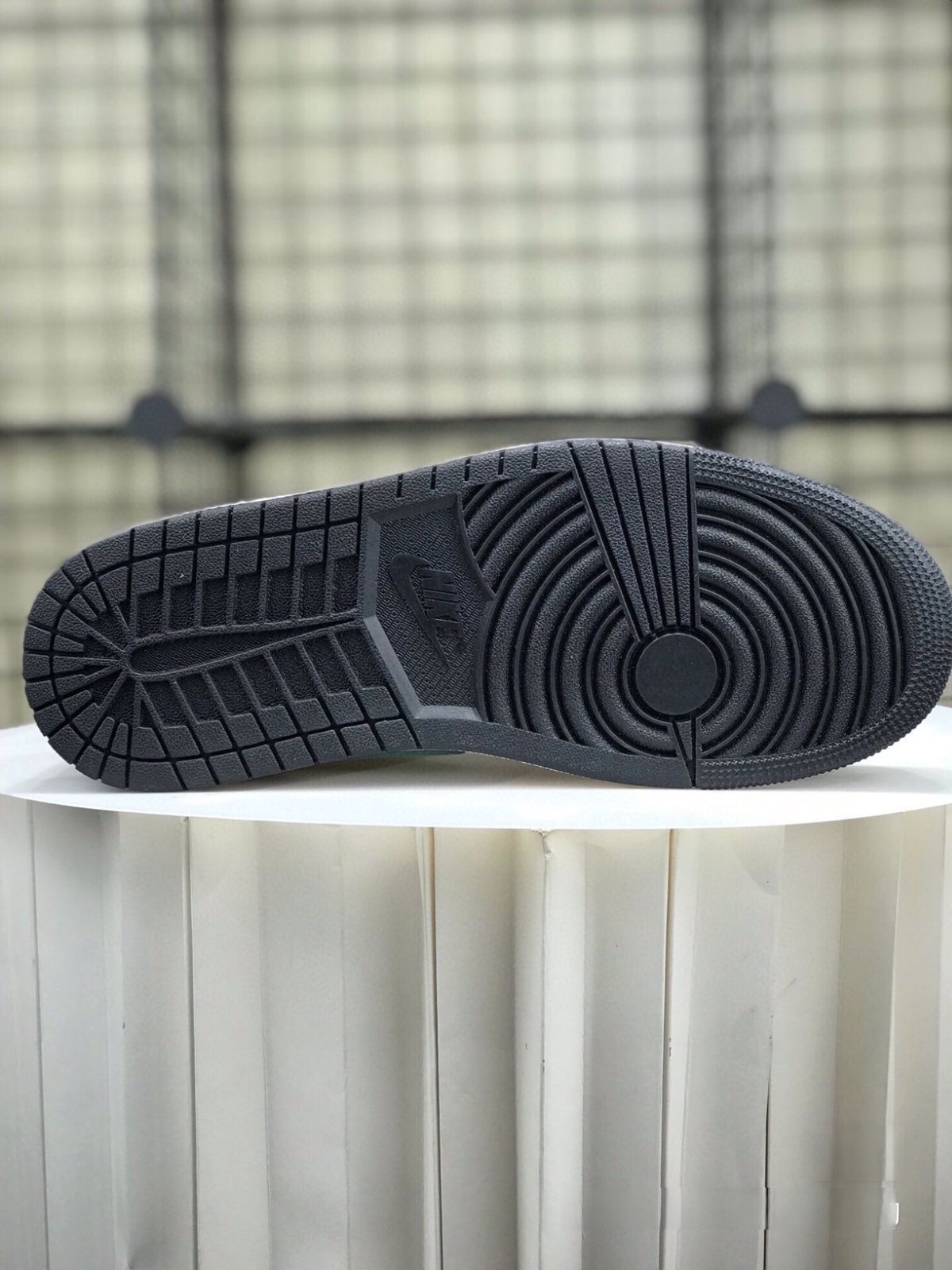 お値下げしました??即購入?? ナイキ スニーカーNike Air Jordan 1 Mid 箱付
