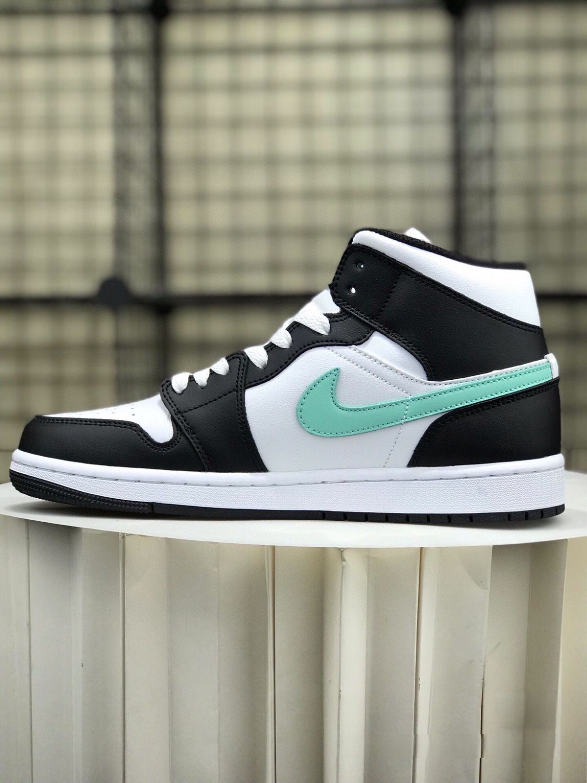 お値下げしました??即購入?? ナイキ スニーカーNike Air Jordan 1 Mid 箱付