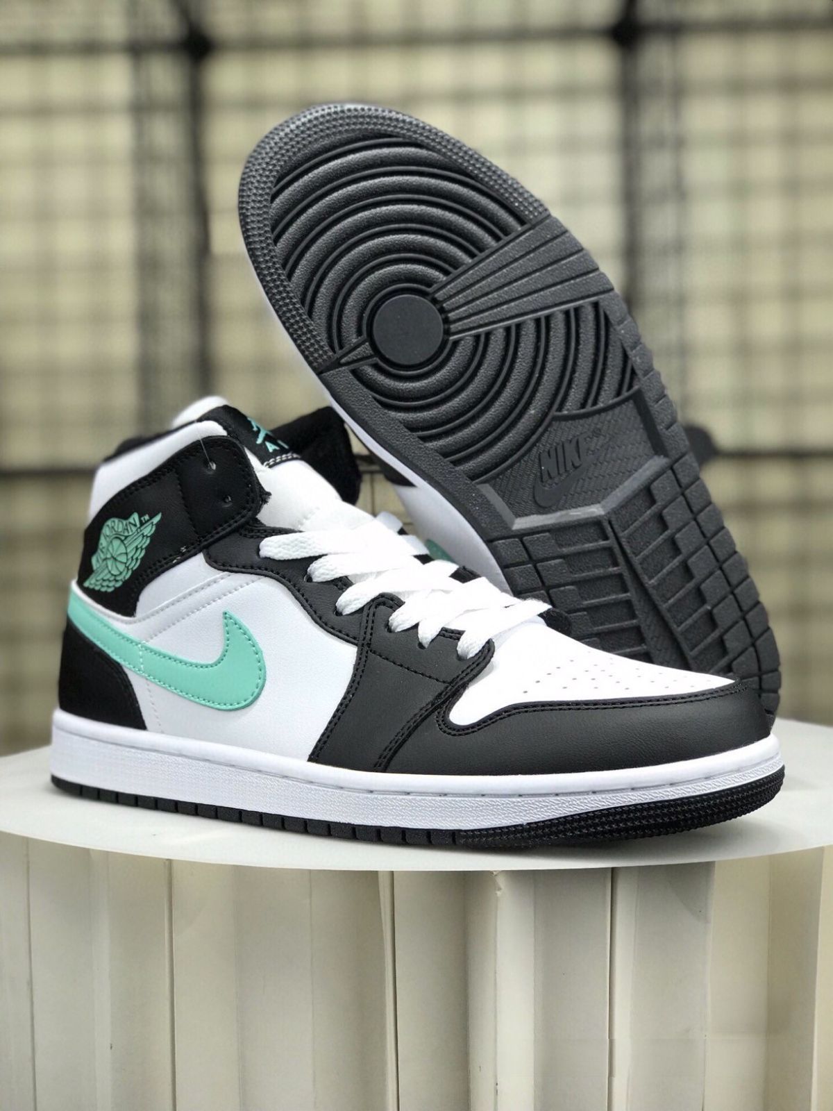 お値下げしました??即購入?? ナイキ スニーカーNike Air Jordan 1 Mid 箱付