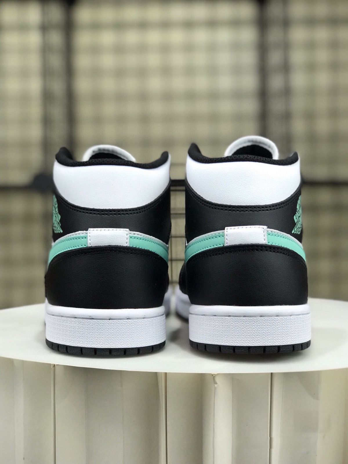 お値下げしました??即購入?? ナイキ スニーカーNike Air Jordan 1 Mid 箱付