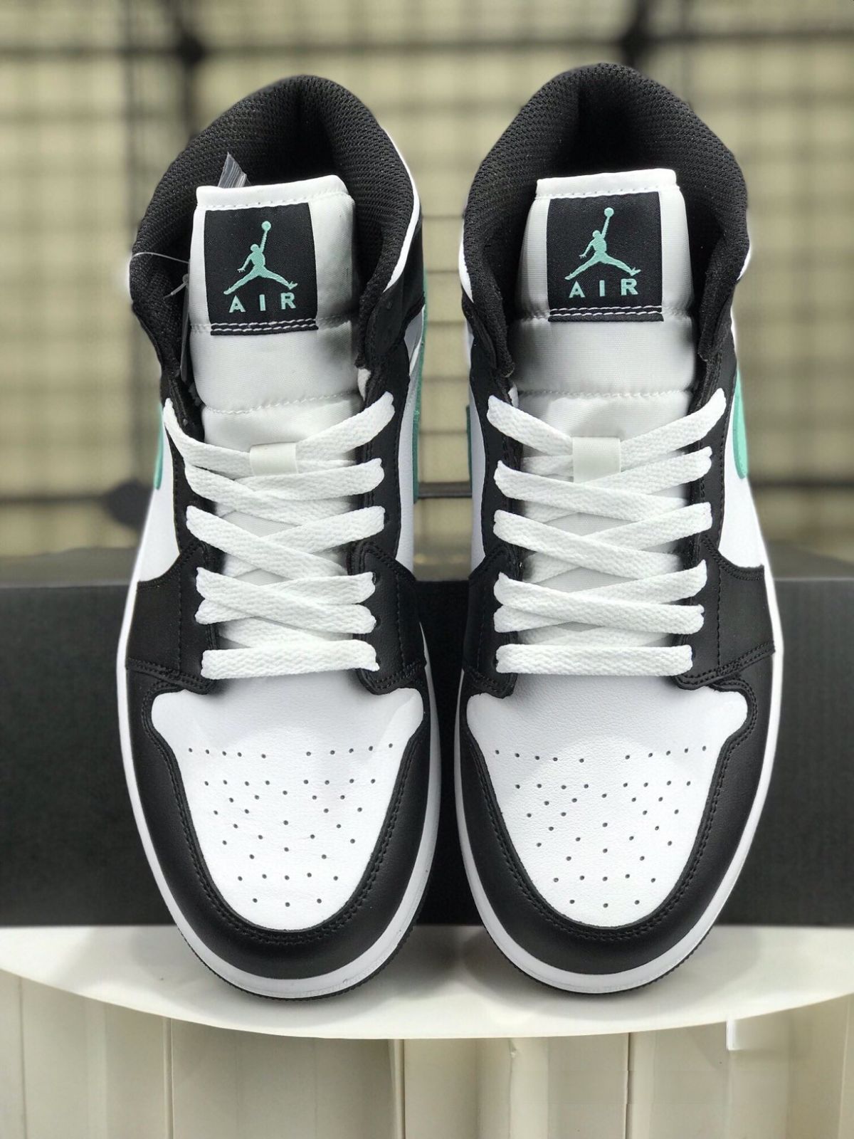 お値下げしました??即購入?? ナイキ スニーカーNike Air Jordan 1 Mid 箱付