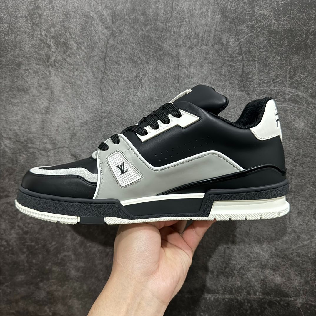 Louis Vuitton trainer 黒のロートップのファッショナブルなカジュアル シューズ
