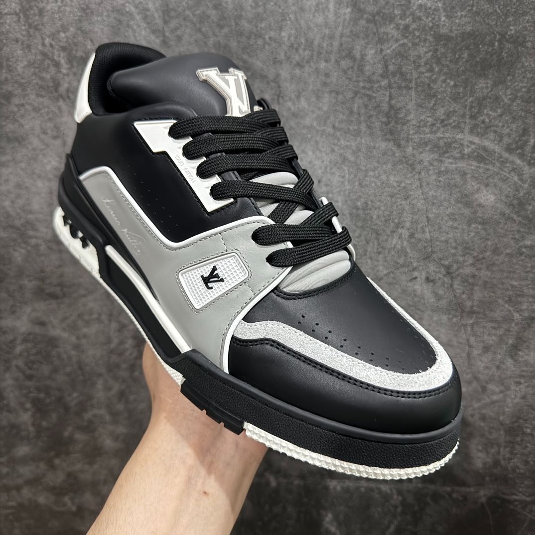 Louis Vuitton trainer 黒のロートップのファッショナブルなカジュアル シューズ