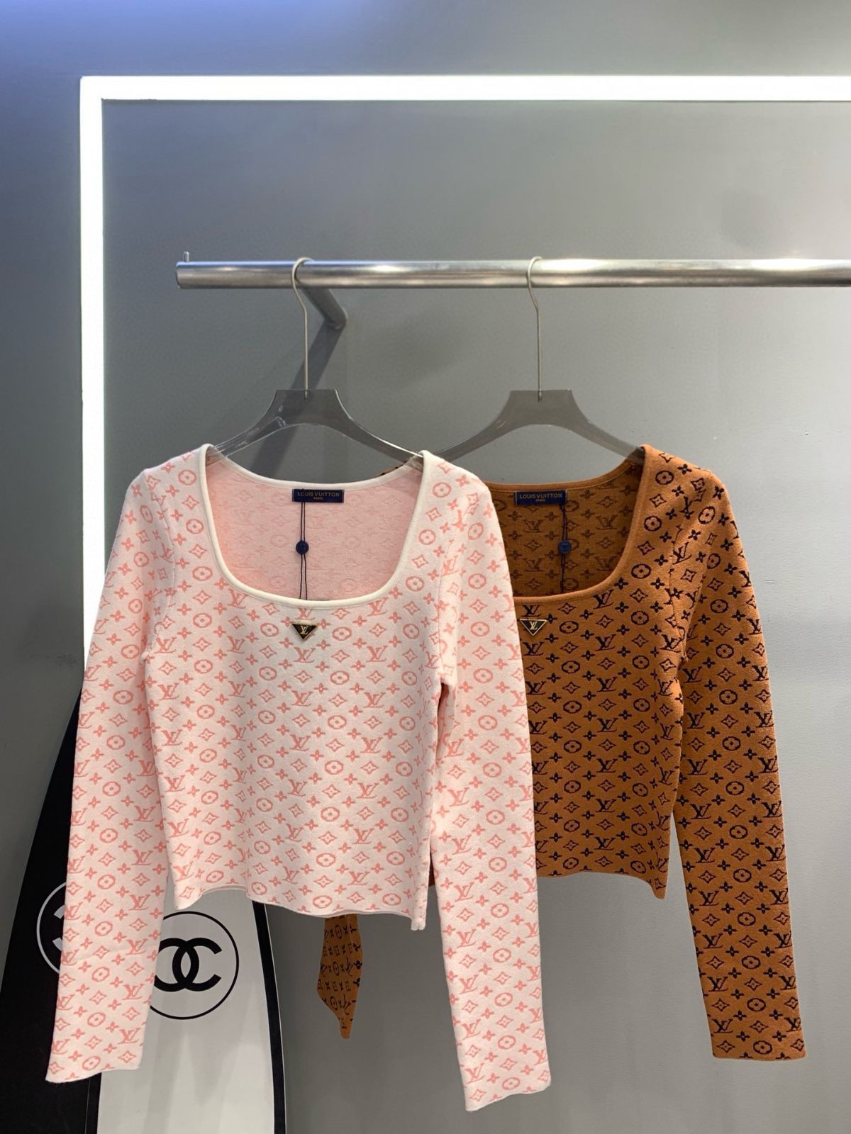 【本日限定特価】Louis Vuitton レディース ニットトップス スクエアネック ロゴプリント ピンク/ブラウン フリーサイズ [本日特価|新品未使用品]