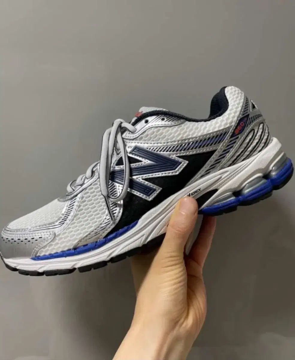 新品 ニューバランス 860v2 メタリック シルバー 230 サイズ