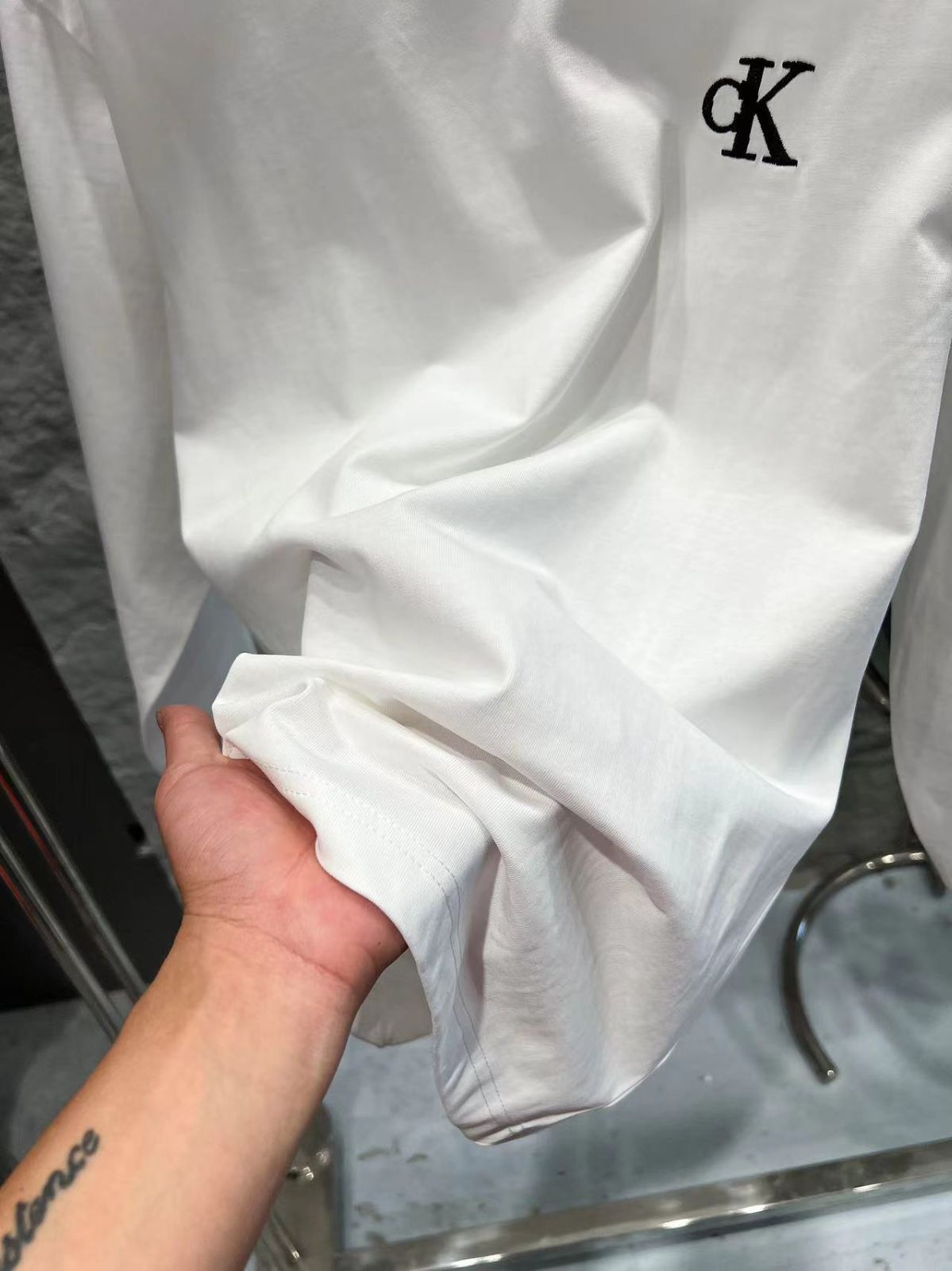 【本日限定特価】Calvin Klein メンズ＆レディース カジュアル ロングスリーブ Tシャツ プリント＆刺繍 ブラック/ホワイト S-XL [本日特価|新品未使用品]